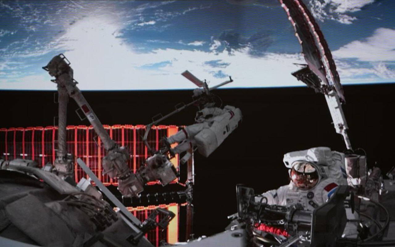 Китайские космонавты осмотрели снаружи поврежденный корабль Шэньчжоу 20 В ноябре 2025 года корабль должен был вернуть экипаж предыдущей экспедиции но его иллюминатор повредил космический мусор Вчера Чжан Лу и У Фэй совершили выход в открытый космос осмотрели и сфотографировали элемент Полученные данные проанализируют для установки защитного устройства на иллюминатор