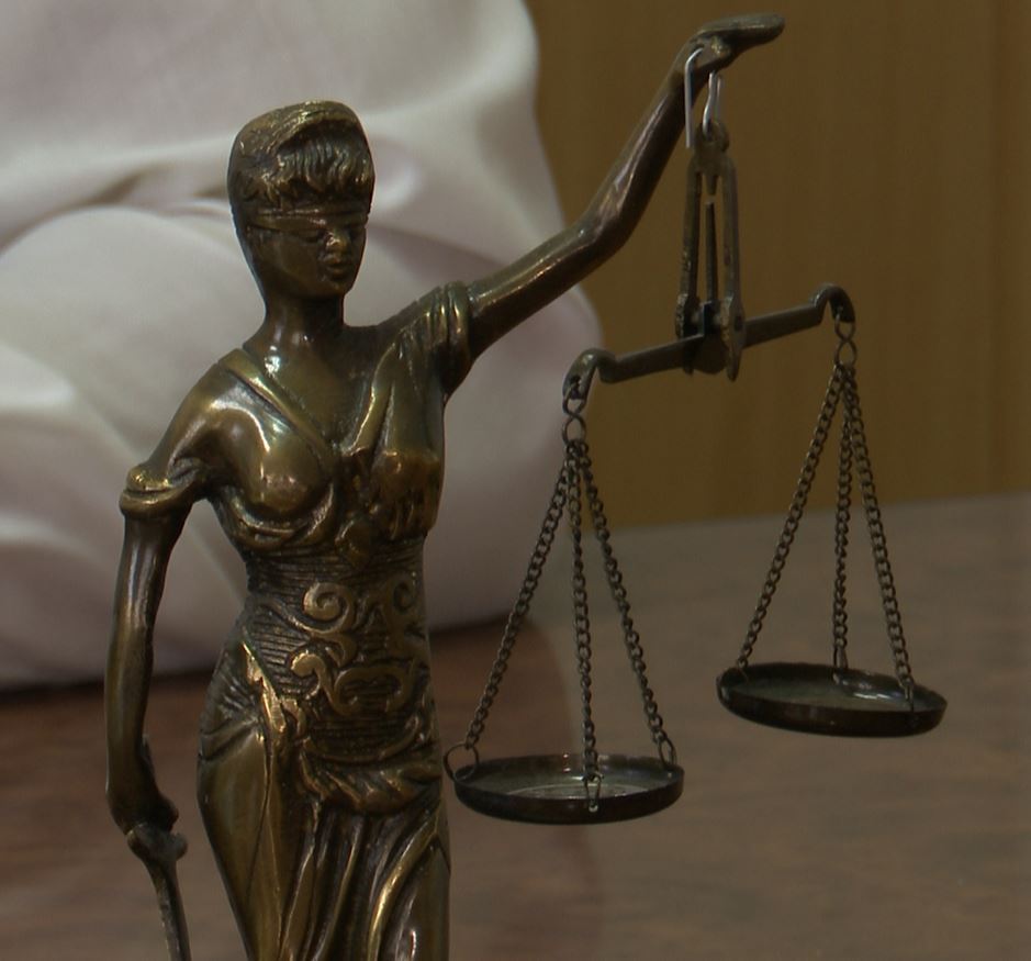В Орловской области осужденного повторно наказали за демонстрацию татуировок с экстремистской символикой Суд вынес приговор в отношении местного жителя признанного виновным в совершении преступления против основ конституционного строя и безопасности государства Об этом сообщает Следственный комитет РФ по региону Мужчина был осужден по ч 1 ст 282 4 УК РФ публичное демонстрирование атрибутики или символики экстремистских организаций Суд назначил ему 1 5 года лишения свободы с отбыванием в колонии поселении Было установлено что в декабре 2024 года подсудимый отбывал наказание в колонии поселении 7 за ранее совершенное преступление Осужденный неоднократно демонстрировал другим заключенным татуировки на своем теле содержащие символику экстремистских организаций И это несмотря на то что он уже привлекался к административной ответственности за аналогичные действия Уголовное дело было возбуждено на основании материалов УФСБ и УФСИН России по Орловской области Perviy Oblastnoi МАХ