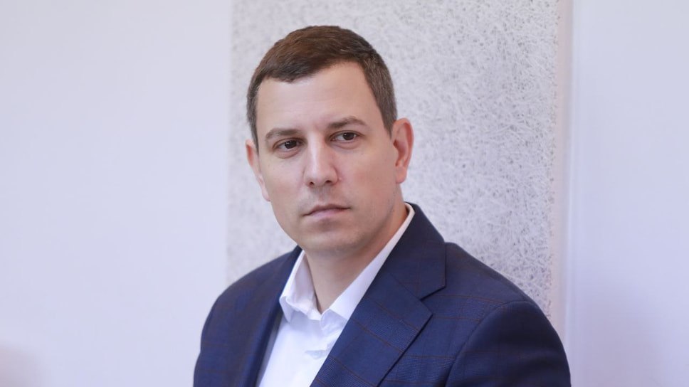 Министр цифрового развития Ярославской области Артем Глахенгаузен уходит с поста и станет советником губернатора, сообщил «Ъ-Ярославль» информированный источник.  Глахенгаузен исполнял обязанности министра с октября 2024 года, официально занял должность в феврале 2025 года. Более 20 лет работает в сфере цифровых технологий.  Фото: Пресс-служба правительства Ярославской области  Еще больше новостей — в Telegram-канале «Ъ-Ярославль»