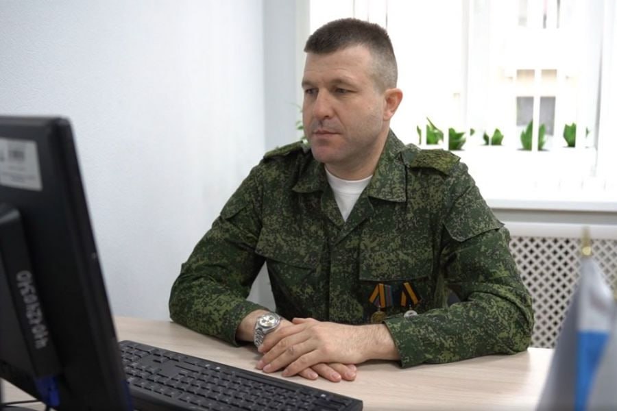 Более 350 участников специальной военной операции завершили один из ключевых этапов отбора в обучающую программу «Управленческие кадры Урала». В течение месяца эксперты проводили индивидуальные собеседования. Конкурсант программы, участник СВО Дмитрий Корчагин, поделился опытом прохождения собеседования. «Я переехал на Урал из Луганской Народной Республики и решил поучаствовать в проекте. Эксперты, собеседуя, задавали мне вопросы о том, кем я себя вижу в системе государственной власти и с каким направлением мне было бы интересно работать. Многое будет зависеть и от куратора, которого мне предоставят» , — рассказал Дмитрий Корчагин. Следующим шагом станет формирование итогового списка участников программы, который будет объявлен в конце июня. Конкурсанты приступят к обучению уже через два месяца. Это будет не только теория, но и стажировки под руководством действующих госслужащих.