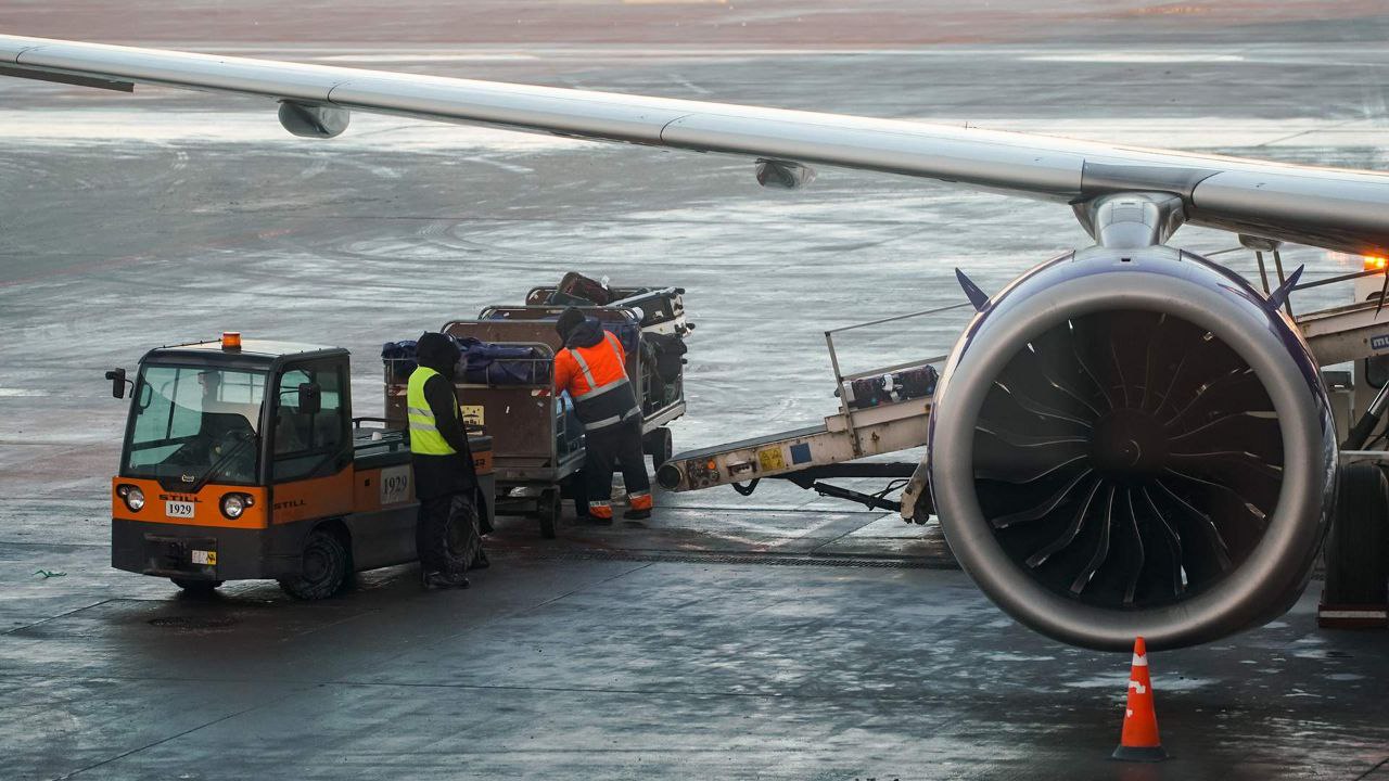 Власти Кипра рассчитывают перезапустить прямые авиарейсы и экономические связи с Россией после урегулирования конфликта на Украине заявил Известиям глава комитета парламента страны по иностранным делам Харис Георгиадис Ранее в России открылась новая сеть визовых центров для путешествий на остров Однако для снятия санкций с России потребуется единогласное решение Совета ЕС По мнению аналитиков объединение раскололось по этому вопросу на два лагеря Прибалтика Польша страны Северной Европы нацелены на полный разрыв с РФ Южная Европа заняла выжидательную позицию и готова восстановить отношения в перспективе Подписаться на PRO transport