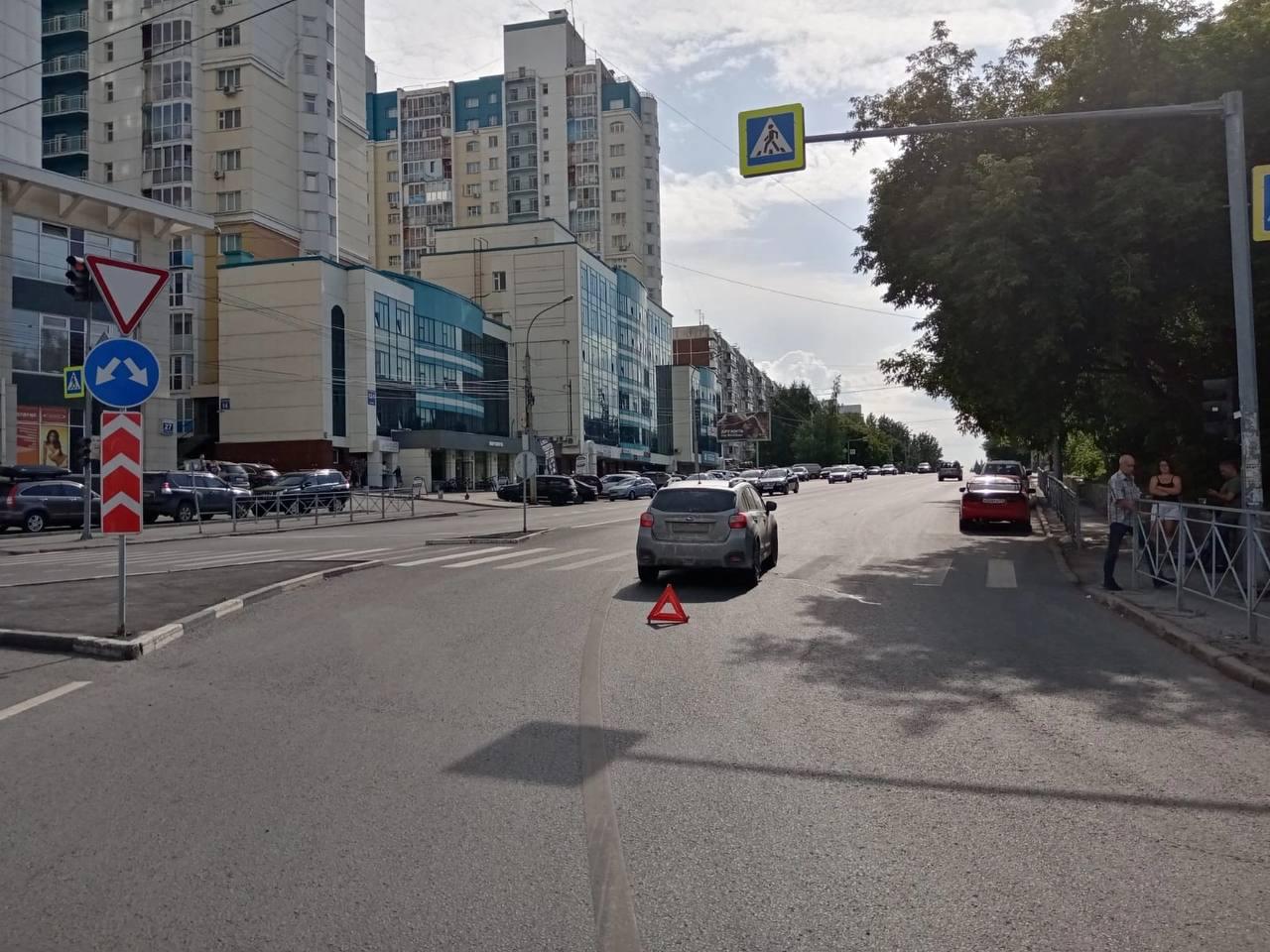 В Новосибирске десятилетняя девочка на электрсоамокате попала под колеса Hyundai Solaris на улице Нырымской. Об этом рассказали в ГАИ по Новосибирской области. Инцидент произошел 30 июля примерно в 15:40. Школьница ехала на СИМе по пешеходному переходу возле дома №27, где на нее наехал 48-летний мужчина за рулем Hyundai. Девочка попала в больницу с различными травмами. Сотрудники автоинспекции устанавливают все обстоятельства происшествия. #новосибирск