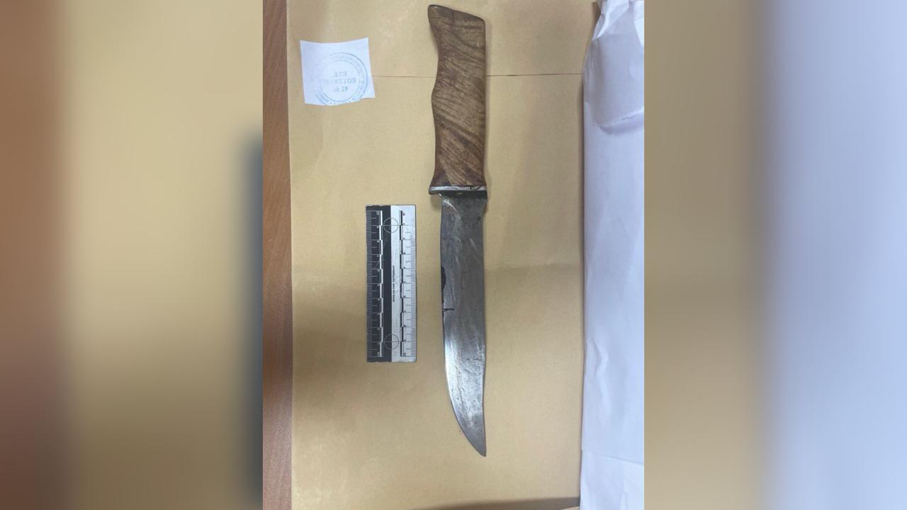 Следствием завершено расследование уголовного дела в отношении жителя города Заводоуковска, обвиняемого в убийстве знакомого    По версии следствия, 27 апреля 2025 года в процессе распития спиртных напитков в частном доме, расположенном в городе Заводоуковске между находящимися в состоянии алкогольного опьянения 67-летним обвиняемым и его 68-летним знакомым произошел конфликт из-за малозначительного повода. Фигурант уголовного дела,   испытывая личную неприязнь,  ножом  нанес потерпевшему один удар в область грудной клетки. От полученного ранения последний скончался на месте.      Следователем Ялуторовского  межрайонного следственного отдела проведен осмотр места происшествия, комплекс экспертиз.      Следствием собрана достаточная доказательственная база в связи с чем уголовное дело направлено в надзорное ведомство для решения вопроса об утверждении обвинительного заключения и последующей передачи в суд для рассмотрения по существу.