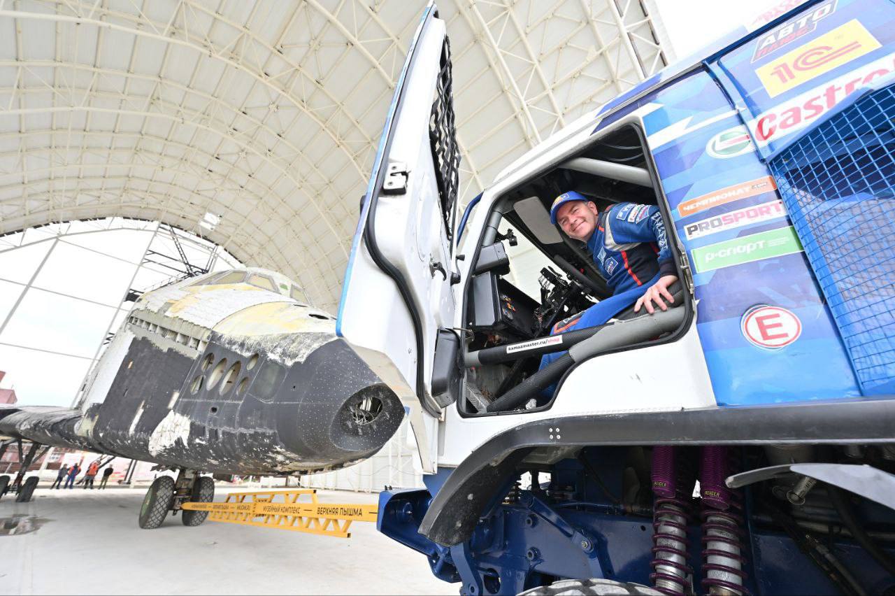 Гоночный КАМАЗ перевез космический корабль, который тяжелее в 6 раз Легендарный КАМАЗ-4326-9 VK взялся за новую задачу — перевезти космический корабль «Буран» в новый павильон. Несмотря на то, что корабль в 6 раз тяжелее грузовика, заслуженный гонщик Андрей Каргинов справился за 3 минуты. Музейный комплекс