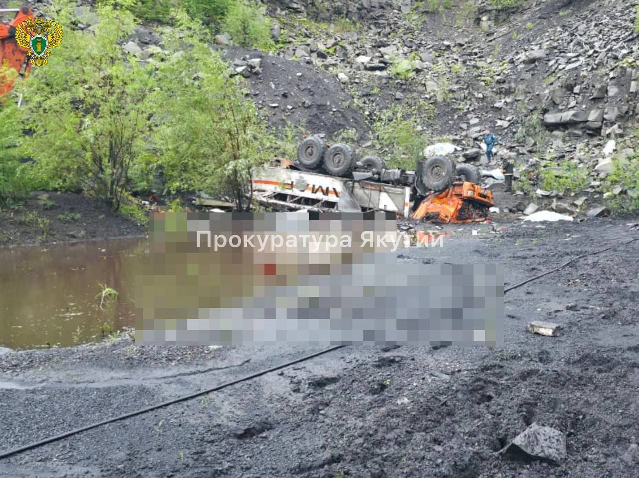 Вахтовый автобус рухнул в обрыв с высоты 25 метров в Якутии — погибли 14 человек, ещё семеро доставлены в больницу с тяжёлыми травмами, им оказывают помощь в местной ЦРБ. Авария произошла в ночь на 21 июля. Водитель "НЕФАЗа", перевозившего сотрудников шахты "Восточная Денисовская", не справился с управлением — автобус съехал с технологической дороги и упал вниз. Всего в салоне находились около 36 человек Прямой эфир