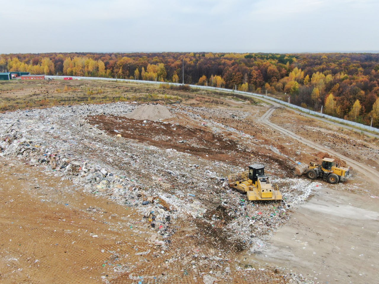 В Казани планируют строительство третьей карты мусорного полигона Восточный Ежедневно город производит 1 6 тысячи тонн мусора При этом обычный районный полигон не сможет справиться даже с тем объемом отходов который привозят за две недели Для города миллионника нужен полигон Мы вместе с мэрией Казани и правительством республики обсуждаем строительство третьей карты полигона Восточный объяснил гендиректор регионального оператора УК ПЖКХ Евгений Чекашов Вечерка в MAX в Telegram