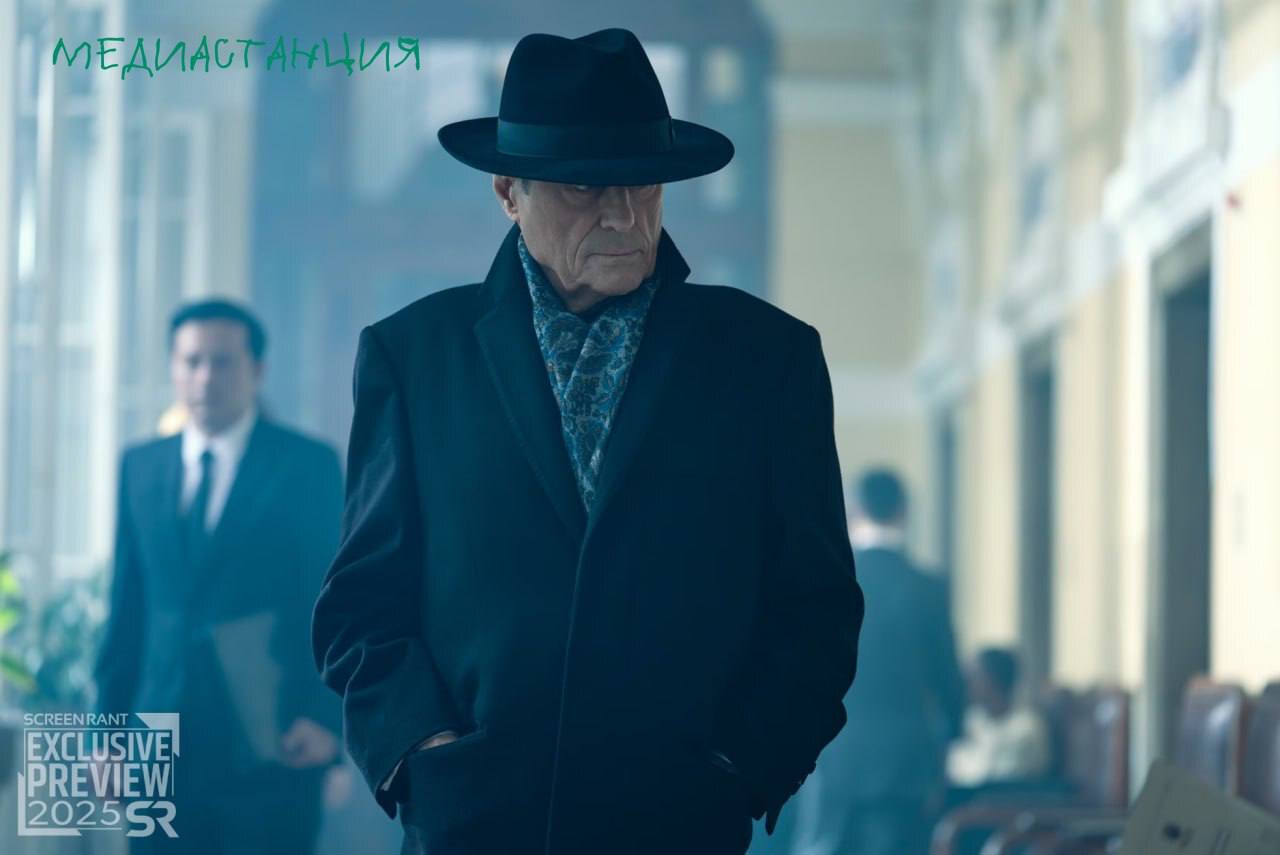 #мнение В российский прокат вышел фильм «Балерина» — первый спин-офф вселенной Джона Уика. Франшизы про мир, где каждый второй житель скрывает навыки профессионального киллера и соблюдает абсурдные правила выполнения заказов до этого, напомним, был сериальный приквел про отель «Континенталь» . Естественно, речь в боевике пойдет о мести — между событиями третьей и четвертой частей некая балерина Ана де Армас проходит суровое обучение у Руска Рома, чтобы найти и уничтожить убийц своего отца. Впрочем, сюжет во франшизе никогда не был главной движущей силой — гораздо важнее неоновый визуал, харизматичные герои и изобретательный экшен. Как минимум с последним проблем не будет — сообщается, что постановщик всех частей Чад Стахелски переснял большую часть фильма, чтобы сделать его более зрелищным и динамичным. Критики довольно сдержанно оценили «Балерину» с Аной де Армас «Блондинка» в главной роли. На Rotten Tomatoes рейтинг новинки составляет 77% «свежести» на основе 77 обзоров. По оценкам зрителей, получился визуально стильный и хорошо поставленный боевик, в котором хватает зрелищных сцен, но, а вот глубины — нет. Ана уверенно справляется с физической стороной роли, однако ее игра многим показалась плоской. Несмотря на достойный экшен, лента больше напоминает побочную сюжетную линию из «Джона Уика», чем самостоятельную историю. Зрители скорее ждут появления Киану Ривза, чем по-настоящему переживают за главную героиню. Картина страдает от отсутствия цельного сюжета, из-за чего кажется пустой. Так, вопреки потенциалу, «Балерина» не привносит во франшизу ничего нового. Наиболее ярко общее мнение о картине отражает реплика Entertainment Weekly: «Это как обед в Burger King — однозначно доставляет удовольствие, но после может остаться неприятное ощущение». Кинокритик Анна Журба специально для