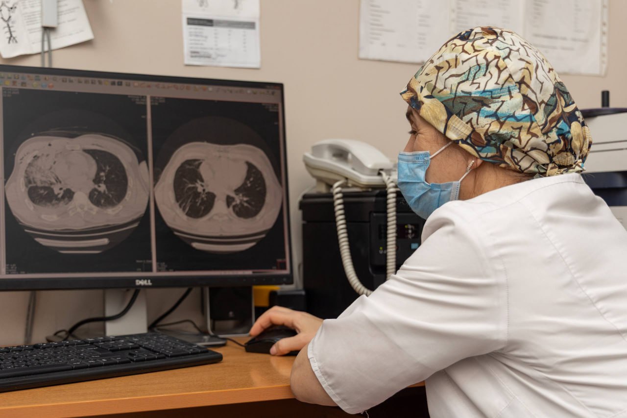 В Екатеринбурге спасли пациента с огнестрельным ранением в сердце В мужчину выстрелил таксист Он провёл 38 минут в состоянии клинической смерти За время операции сердце пациента дважды останавливалось Мужчина выжил благодаря усилиям хирургов ЦГКБ 23 сообщает региональный Минздрав Три пули медики извлекли из пострадавшего Одна из них находилась в грудной клетке Также у пациента были диагностированы перелом ребра скопление крови в сердечной сумке перикарде гемопневмоторакс и контузия лёгкого Операция длилась два часа После нее пациент 9 дней находился на искусственной вентиляции лёгких в отделении реанимации Когда его состояние стабилизировалось мужчину перевели в отделение неотложной хирургии В общей сложности свердловчанин провёл в больнице почти месяц Сейчас он проходит реабилитацию   Подпишись на КП Екатеринбург Мы в Max