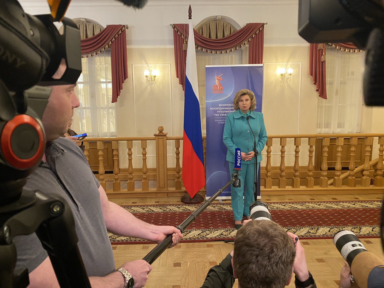 На пресс-подходе в рамках Всероссийского координационного совета уполномоченных по правам человека подчеркнула, что именно с Урала в годы Великой Отечественной войны на фронт отправлялись бронетехника и оружие для Победы. Сегодня наследники поколения героев защищают суверенитет России, воюют с неонацизмом. А еще именно здесь появился один из первых региональных уполномоченных по правам человека – второй в России. С Татьяной Георгиевной Мерзляковой мы вместе уже девять лет. Она подает пример истинного правозащитника, преданного своему делу. Неслучайно в Свердловской области накоплен большой опыт правозащитной работы, бесценный для омбудсменов России.