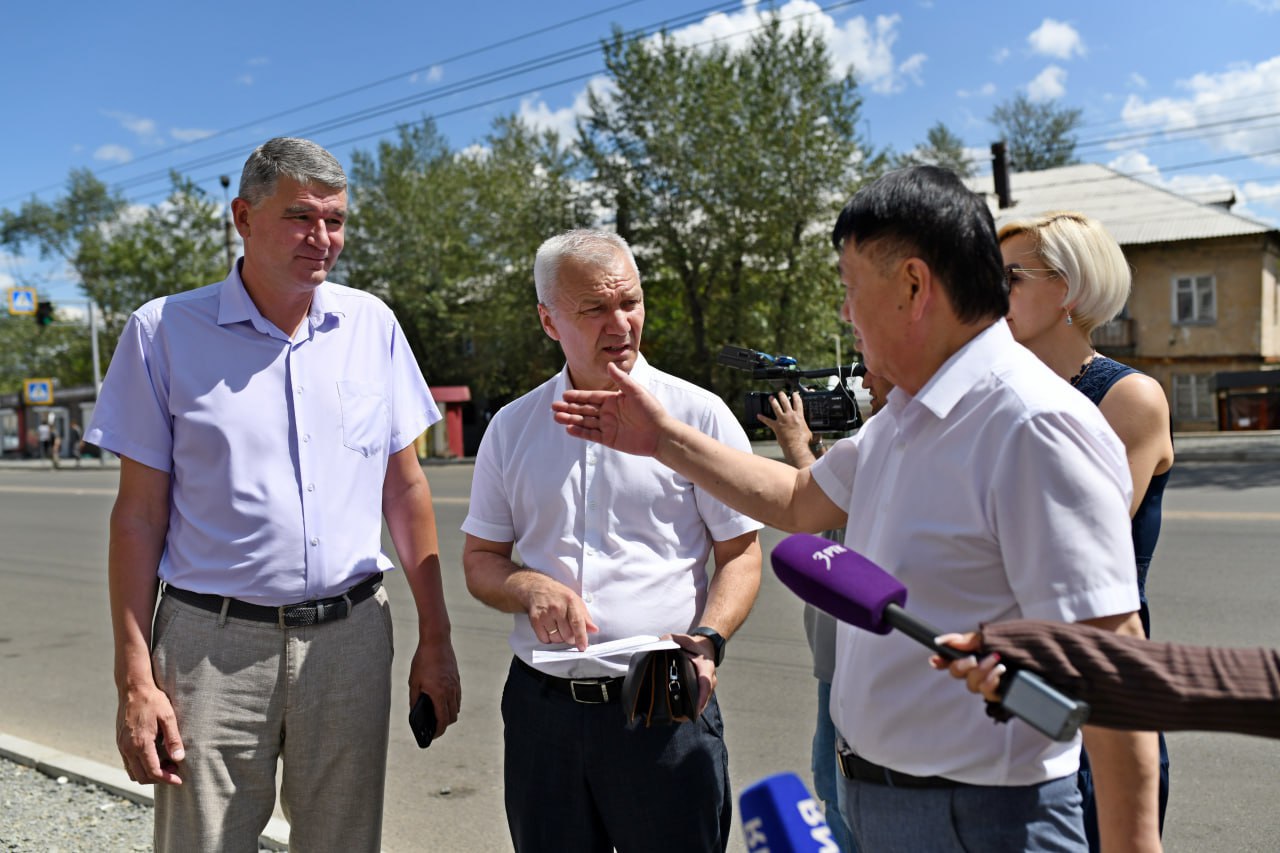 Дорожники попросили депутатов разобраться с ларьками вдоль дорог Торговые павильоны на остановках тормозят проведение ремонтных работ. Проблему дорожники озвучили председателю Закcобрания Кон Ен Хва в ходе парламентского рейда по объектам ремонта дорог краевой столицы. - МКУ "Городские дороги" активно ведет ремонт дороги по улице Комсомольской, в ее границах на остановке "Пожарка" установлены торговые павильоны, это тормозит рабочий процесс. Сейчас их демонтируют, но после завершения работ они снова могут появиться в этом месте. Мы прежде всего должны думать о комфорте и безопасности людей, это в первую очередь остановка, а не торговая точка, - прокомментировал Кон Ен Хва. Вместе с просьбой решить вопрос с владельцами ларьков строители дорог передали спикеру документы, подтверждающие обоснованность сноса торговых павильонов. Глава парламента уже дал поручение профильному комитету проверить городскую схему размещения нестационарных торговых объектов, и продумать возможные варианты решения этой проблемы.