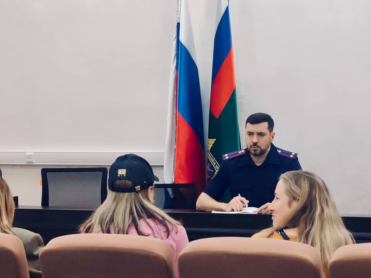 Руководитель следственного отдела по Московскому району принял на личном приеме граждан, пострадавших от действий турфирмы    В эфире программы федерального телеканала вышел сюжет о том, что представители турфирмы не выполнили обязательств по организации оплаченных клиентами туров, в связи с чем им был причинен имущественный вред.   По данному факту в следственном отделе по Московскому району ГСУ СК России по городу Санкт-Петербургу организована доследственная проверка по ст. 159 УК РФ  мошенничество .   Сегодня в рамках проведения проверки руководитель следственного отдела по Московскому району Михаил Крушельницкий принял на личном приеме более 10 граждан, пострадавших от незаконных действий турфирмы. От каждого обратившегося было принято заявление и взято объяснение.  Следователями проводится комплекс проверочных мероприятий, направленный на установление всех пострадавших при покупке туров, изымаются и анализируются документы, подтверждающие факт приобретения путевок.   По результатам проверки будет принято процессуальное решение.