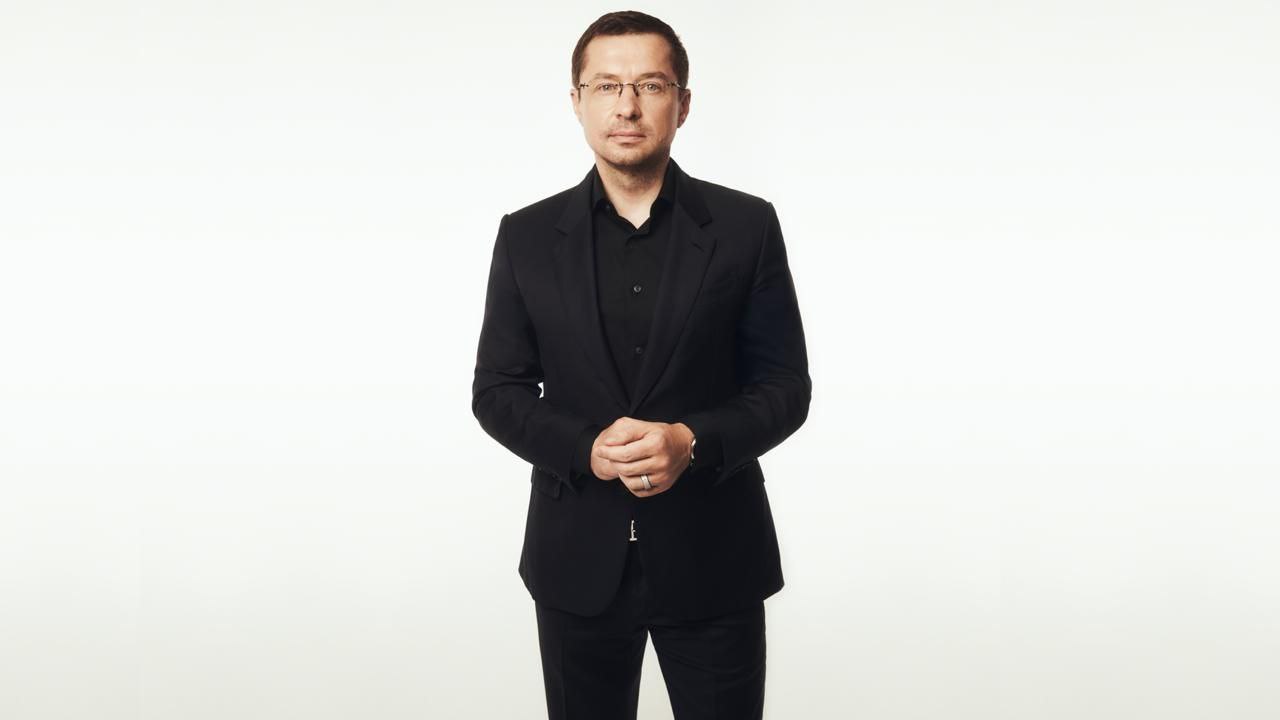 Топ менеджер Ростеха Бровко возглавил совет директоров NtechLab Василий Бровко до 2022 года состоял в совете директоров компании но покинул его из за персональных санкций чтобы избежать негативного влияния на компанию Теперь же директор по особым поручениям Ростеха вернулся и избран председателем совета директоров NtechLab Решение о возвращении Бровко было принято после прошедшей весной редомициляции компании и на фоне сосредоточения NtechLab на реализации крупных региональных проектов по созданию безопасных городов и расширении сотрудничества с дружественными странами В 2023 году компания сосредоточилась на российском рынке а весной 2025 года завершила ребрендинг и сменила юрисдикцию Ntechlab разрабатывает технологии видеоаналитики на базе нейросетей в том числе технологии распознавания лиц и силуэтов людей а также транспортных средств и номерных знаков   МашТех