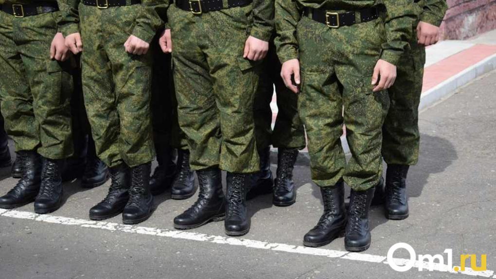 Омских школьников отправят на учебные сборы в воинские части Пятидневные сборы на базе воинских частей детского лагеря Орлёнок и других учреждений будут проводиться с октября 2025 года по июль 2026 года Соответствующее распоряжение подписал губернатор Виталий Хоценко 3 сентября 2025 года Сборы организуются исключительно для мальчиков в рамках подготовки к военной службе продолжительность курса составит 35 учебных часов В ближайшее время органы власти определят графики и места проведения а также назначат ответственных за организацию Планируется обеспечить участников сборов транспортом питанием проживанием и медицинским обслуживанием Военный комиссариат Омской области будет оказывать методическую и практическую помощь в обучении школьников основам обороны и военной службы Om1 Omsk