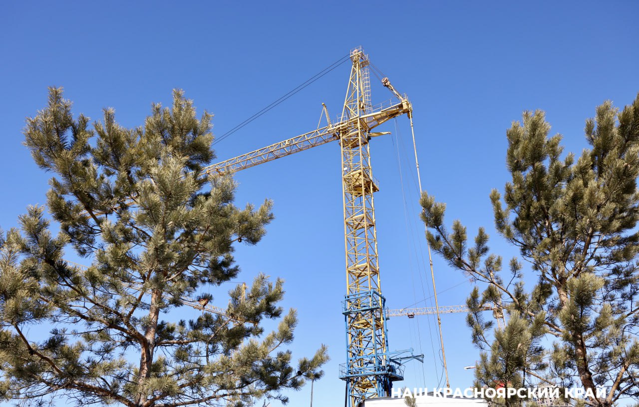 В Красноярском крае появилась тенденция строительства частных домов Всего в текущем году в нашем регионе построили 1 млн 227 тыс кв метров жилья Из них 761 тыс кв м частные дома За пять лет это рекордная цифра в Красноярском крае Основная тенденция которая наблюдается как в нашем крае так и в целом по стране увеличение объёма строительства индивидуальных жилых домов При этом впервые объём строительства ИЖС превысил объём строительства многоквартирных домов отметил первый замминистра строительства и ЖКХ Максим Говорушкин Также Максим Петрович добавил что на увеличение строительства частных домов повлияла льготная программа ипотечного кредитования на ИЖС