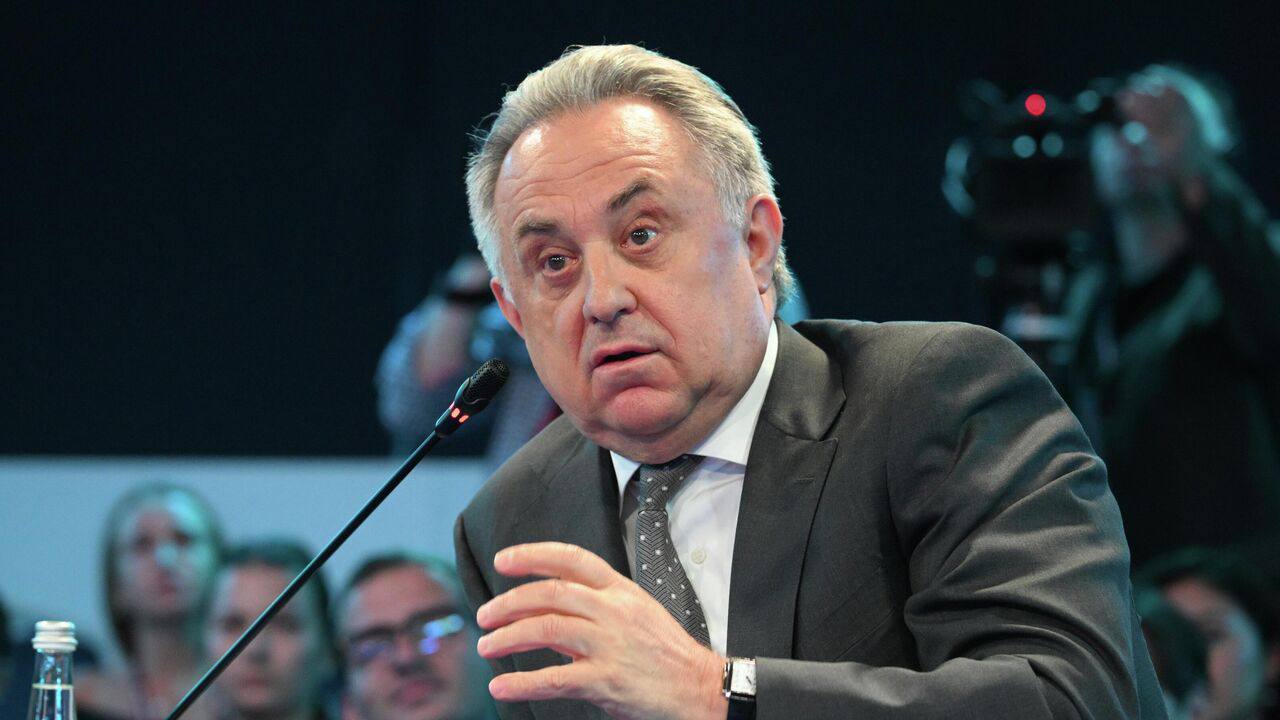 Глава ДOМ.PФ Виталий Мутко предложил упростить банкротство застройщиков По его мнению, так завершать проекты силами банков-кредиторов можно было быстрее. «Сейчас, например, у нас есть один застройщик, не буду его называть, ему, извините, ласты скрутили, за что-то посадили. А у него два дома, они устойчивые, по 70% проданного жилья, 80% строительной готовности. Мы их с удовольствием достроим, но не можем, если пойдем по процедуре банкротства»,— заявил он. Сегодня обычно в ходе процедуры банкротства реализация проекта замораживается примерно на 1,5 года.