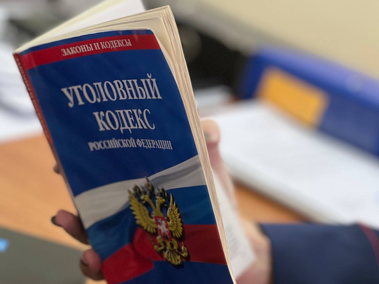 В городе Балаково следователями СК завершено расследование уголовного дела в отношении бывшего директора коммерческой организации обвиняемого в совершении коррупционного преступления Следственным отделом по городу Балаково СУ СК России по Саратовской области завершено расследование уголовного дела в отношении бывшего коммерческого директора организации реализующей медицинскую продукцию обвиняемого в совершении преступления предусмотренного ч 3 ст 291 УК РФ дача взятки должностному лицу в значительном размере Следствием установлено 20 декабря 2020 года 56 летний житель областного центра являющийся коммерческим директором организации реализующей средства дизенфекции и сопутствующую медицинскую продукцию посредством перевода на банковскую карту передал должностному лицу медицинского учреждения денежные средства в виде взятки в сумме 50 тыс рублей за совершение незаконных действий в интересах юридического лица Деньги предназначались за способствование в заключении Балаковской городской клинической больницей контрактов на поставку медицинской продукции и средств дезинфекции с представляемой им фирмой Противоправные действия обвиняемого выявлены сотрудниками ОЭБ и ПК МУ МВД России Балаковское Саратовской области Следственным органом собраны исчерпывающие доказательства изобличающие мужчину в совершении инкриминируемого деяния в связи с чем уголовное дело с утвержденным обвинительным заключением направлено в суд для рассмотрения по существу В отношении должностного лица получившего незаконное денежное вознаграждение вынесен обвинительный приговор которым он осужден к наказанию в виде штрафа подписаться на Следком 64 в MAX подать обращение