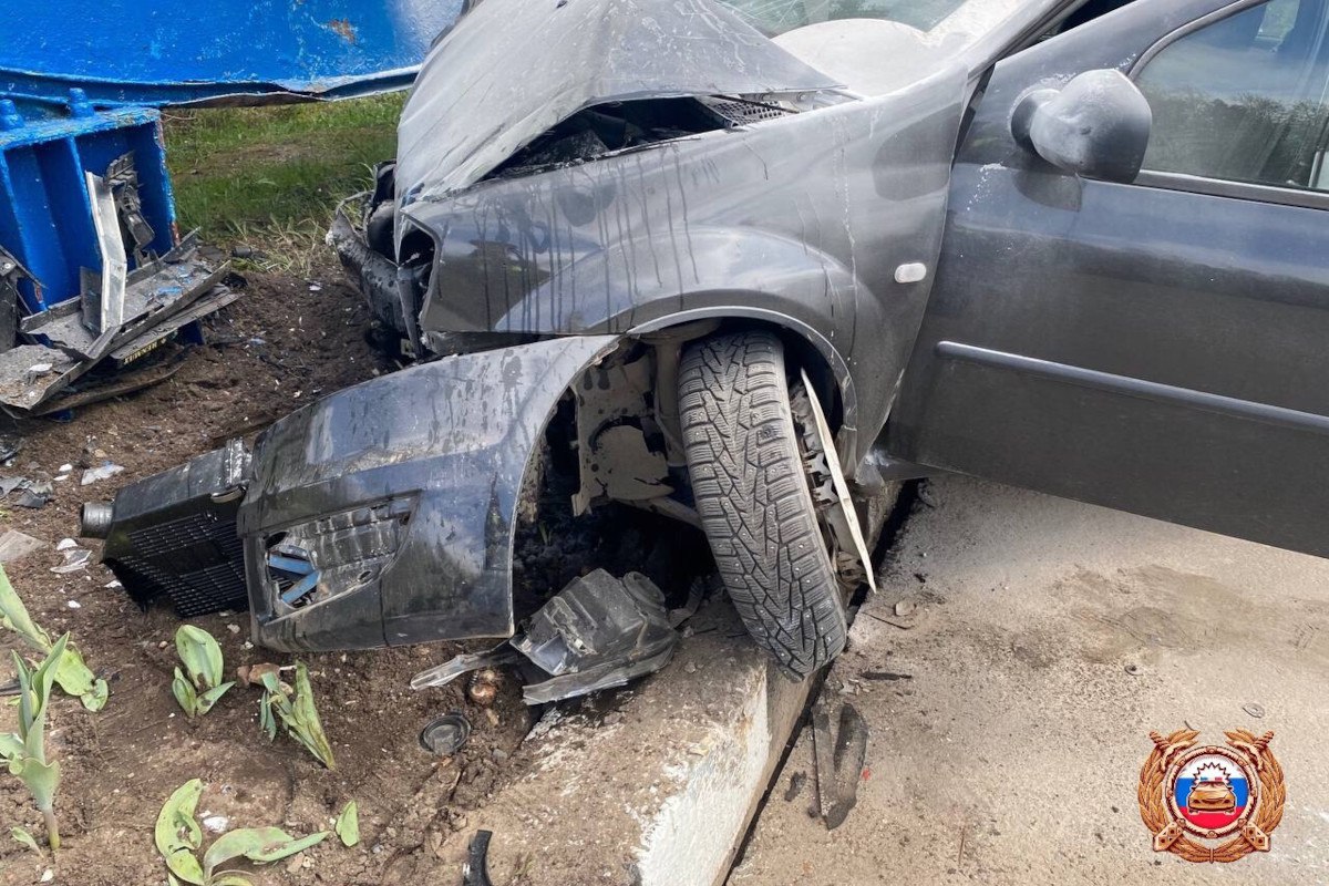 В Конаковском округе машина врезалась в стелу – погиб пассажир  В Конаковском округе 28 апреля около 13:50 на 21-м километре дороги «”Москва – Санкт-Петербург” – Конаково – Иваньково» Renault Logan врезался в стелу города Конаково. Информацию сообщают в пресс-службе Управления Госавтоинспекции по Тверской области.  За рулём иномарки был 67-летний водитель. Сотрудникам дорожной полиции он рассказал, что ему стало плохо во время движения. Из-за этого авто и протаранило конструкцию.  В ДТП погибла 82-летняя женщина-пассажир.  Госавтоинспекторы устанавливают все обстоятельства произошедшего.    Пилот Подписаться  #ДТП #ДТП_с_погибшими