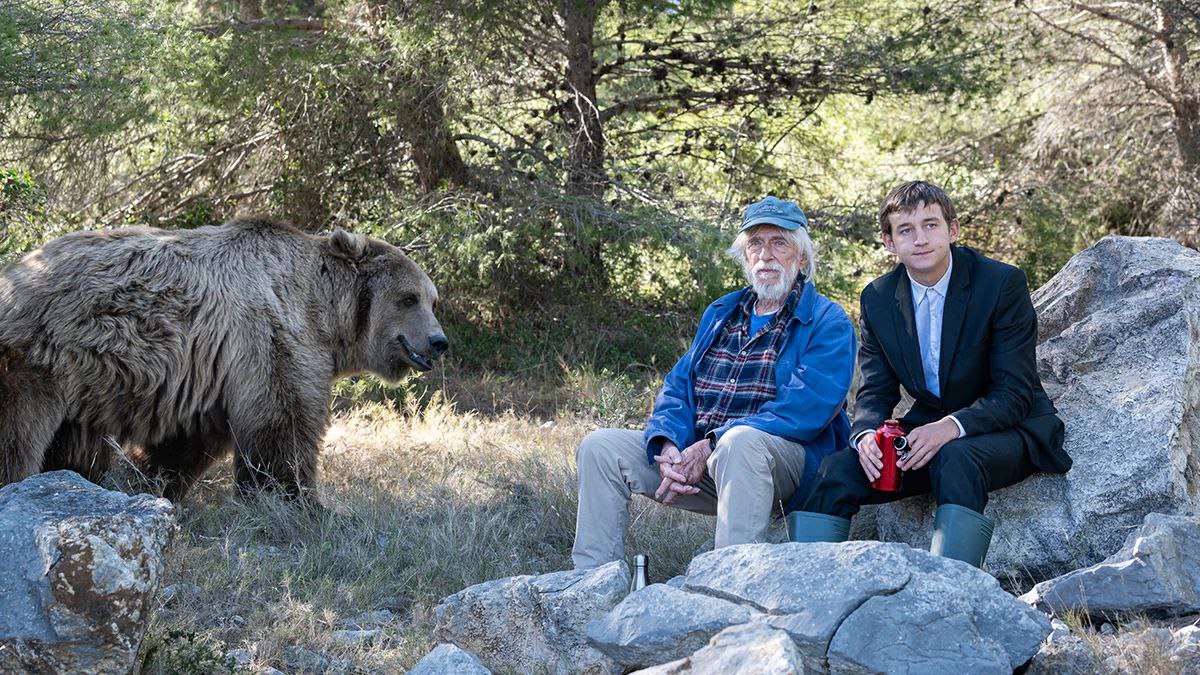 В России выйдет первая после 28 лет перерыва режиссерская работа Пьера Ришара комедия Человек который видел медведя который видел человека будет показана 7 января в онлайн кинотеатре Okko Новая кинокартина это классическая французская комедия и одновременно поучительная притча о настоящих ценностях об отношении к материальному и взаимоотношениях со старшим поколением рассказал генпродюсер Okko Гавриил Гордеев Сам Пьер Ришар появляется в кадре как отшельник мизантроп Грегуар чью жизнь переворачивает встреча с Мишелем молодым человеком с синдромом Аспергера Тими Джой Марбо Сообща они пытаются спасти огромного медведя который сбежал из бродячего цирка и наводит ужас на местных жителей Ришар выступил одним из соавторов сценария а в основу истории вошли его собственные впечатления из жизни во французской глубинке рассказал он в интервью Ведомостям Okko Telegram Max