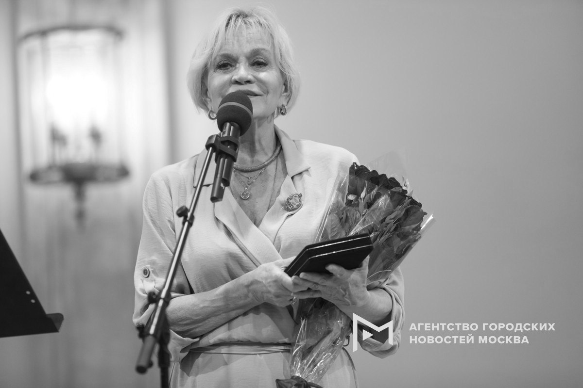 Заслуженная артистка России актриса Ирина Шевчук умерла в возрасте 74 лет Об этом сообщила дочь актрисы Александра Афанасьева Шевчук Известность артистка получила благодаря картине А зори здесь тихие она также снималась в таких фильмах как Белый Бим Черное ухо Повесть о женщине и других Агентство Москва в Max