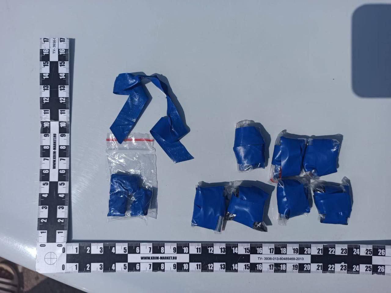 В Будённовском округе задержали закладчика с 80 граммами наркотиков По данным краевой полиции 24 летний житель села Стародубского собирался распространять наркотики через закладки Его задержали с поличным В машине нашли восемь свёртков и координаты тайников где позже обнаружили ещё 12 пакетиков Дома у подозреваемого изъяли весы изоленту и упаковку Общий вес изъятой синтетики составил около 80 граммов Возбуждено уголовное дело