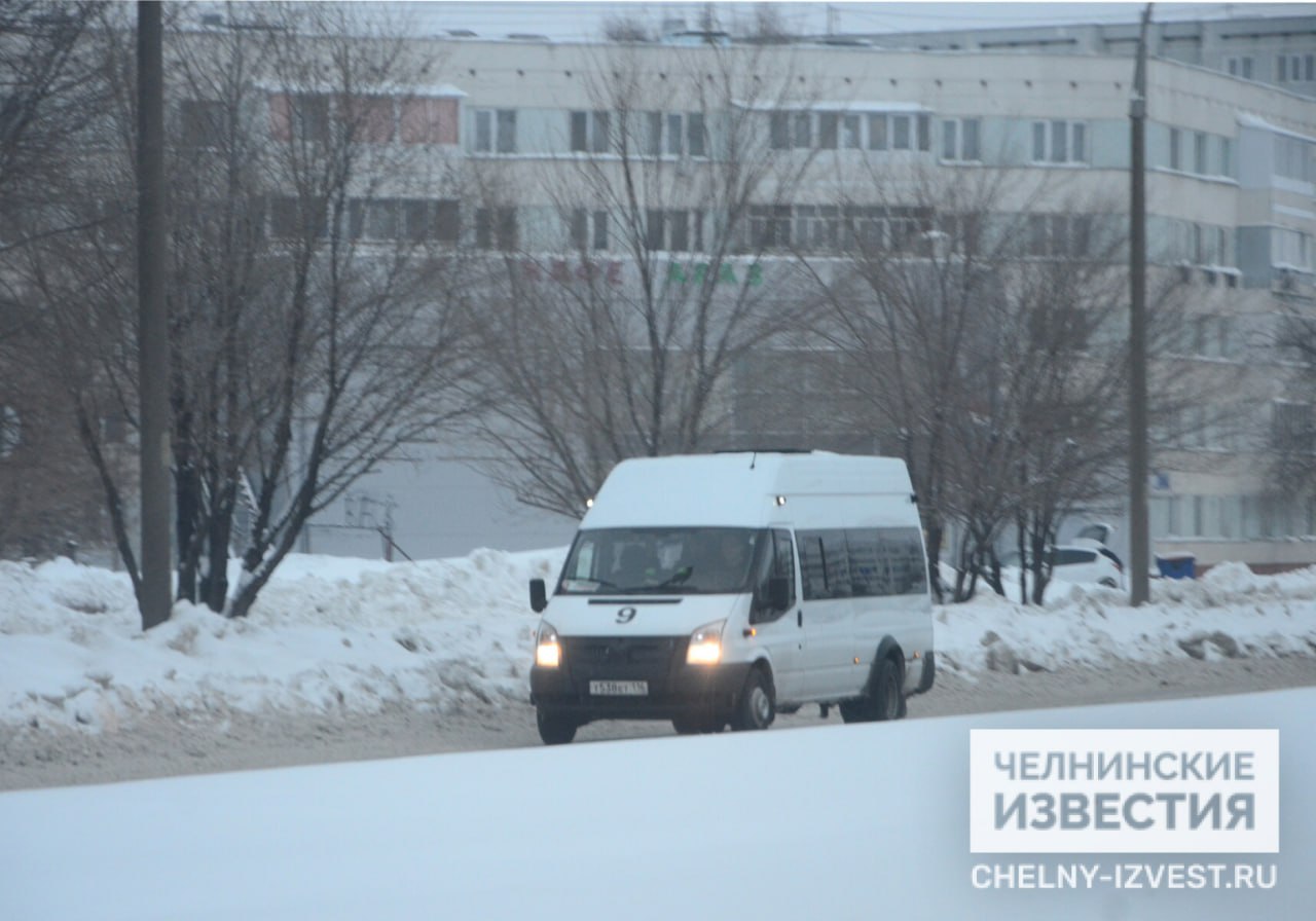 Вложения в общественный транспорт Челнов составили 2,9 млрд рублей  В Набережных Челнах в повышение качества обслуживания горожан на общественном транспорте уже вложено 2,9 млрд рублей, сообщил руководитель исполкома города Фарид Салахов.  В эту сумму входят 2,3 млрд рублей, которые пошли на закупку автобусов, остальное – это покрытие расходов организаций пассажирских перевозок из муниципального бюджета.  Между тем, по словам Салахова, растет выручка от автобусных перевозок. «Все больше челнинцев отдают предпочтение большим автобусам при выборе общественного транспорта», – отметил Фарид Шавкатович.