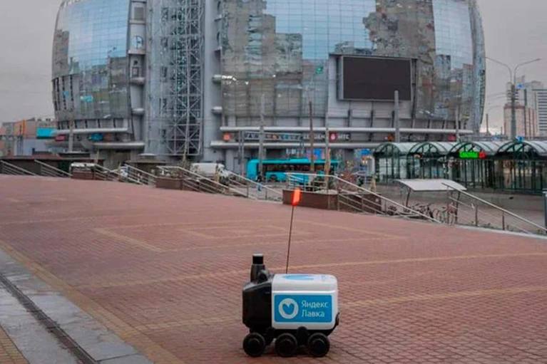 Роботы курьеры начали доставлять заказы в Петербурге Пока четырёхколесные помощники работают в Приморском районе при успешных результатах географию проекта расширят сообщили в пресс службе Комитета по транспорту Роботы умеют работать во время дождя снегопада и густого тумана и доставлять до 25 килограммов груза Комтранс Читай нас в MAX Подпишись на Комсомольскую правду СПб