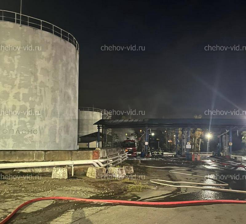 Пожарные из нескольких городов тушили вспыхнувший бензовоз на нефтебазе в Серпухове Сегодня 26 октября в 17 25 на пульт дежурного единой диспетчерской службы поступил сигнал о возгорании бензовоза ЧП произошло на нефтебазе в городском округе Серпухов на улице 2 я Новоселок Об этом журналистам Чехов Вид стало известно из собственных источников На место были стянуты пожарные расчеты из Подольска Львовской Ступино Чехова Серпухова Пожару присвоили 3 ранг опасности По информации Чехов Вид возгорание огнеборцы ликвидировали в течение часа Распространение огня удалось предотвратить Предварительно обошлось без пострадавших