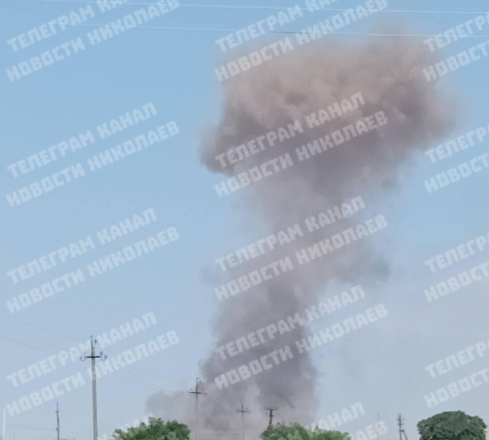 В Николаевской области горит и взрывается склад боеприпасов Об этом официально сообщают ВСУ. Предварительно, причиной стал не прилет, а возгорание сухой травы. Надеемся, сухая трава уже награждена орденом