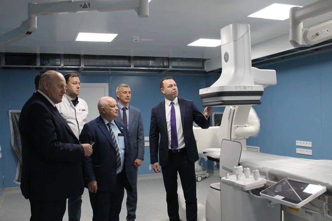 В Выборгской больнице появился новый ангиограф и полным ходом идут работы по ремонту отделений и перепланировке под создание рентгенодиагностического отделения. Этот процесс, а также строительство поликлиники в микрорайоне Южный проверили зампред Правительства Ленобласти по социальным вопросам Николай Емельянов и глава комитета по здравоохранению Александр Жарков. Доступность медицинской инфраструктуры – один из ключевых показателей качества жизни в регионе и наш важнейший приоритет. В медицинские учреждения поступает современное высокотехнологичное оборудование, строятся и ремонтируются здания. В частности, здесь, в Выборгской больнице ведётся капитальный ремонт хирургического отделения, и проводится перепланировка для создания рентгенодиагностического отделения. Кроме того, в прошлом месяце запущено строительство новой поликлиники в микрорайоне Южный, она будет рассчитана на 380 посещений в сутки и существенно повысит доступность медицинских услуг для выборжан. – отметил Николай Емельянов. Запущенный в эксплуатацию ангиограф – рентгенологическая установка для исследования полостей сердца и сосудов ангиографии . Новое оборудование позволит бригаде кардиохирургов оперативно проводить стентирование и удаление тромбов при самых актуальных сосудистых катастрофах: инсульт, инфаркт и ишемические поражения нижних конечностей.