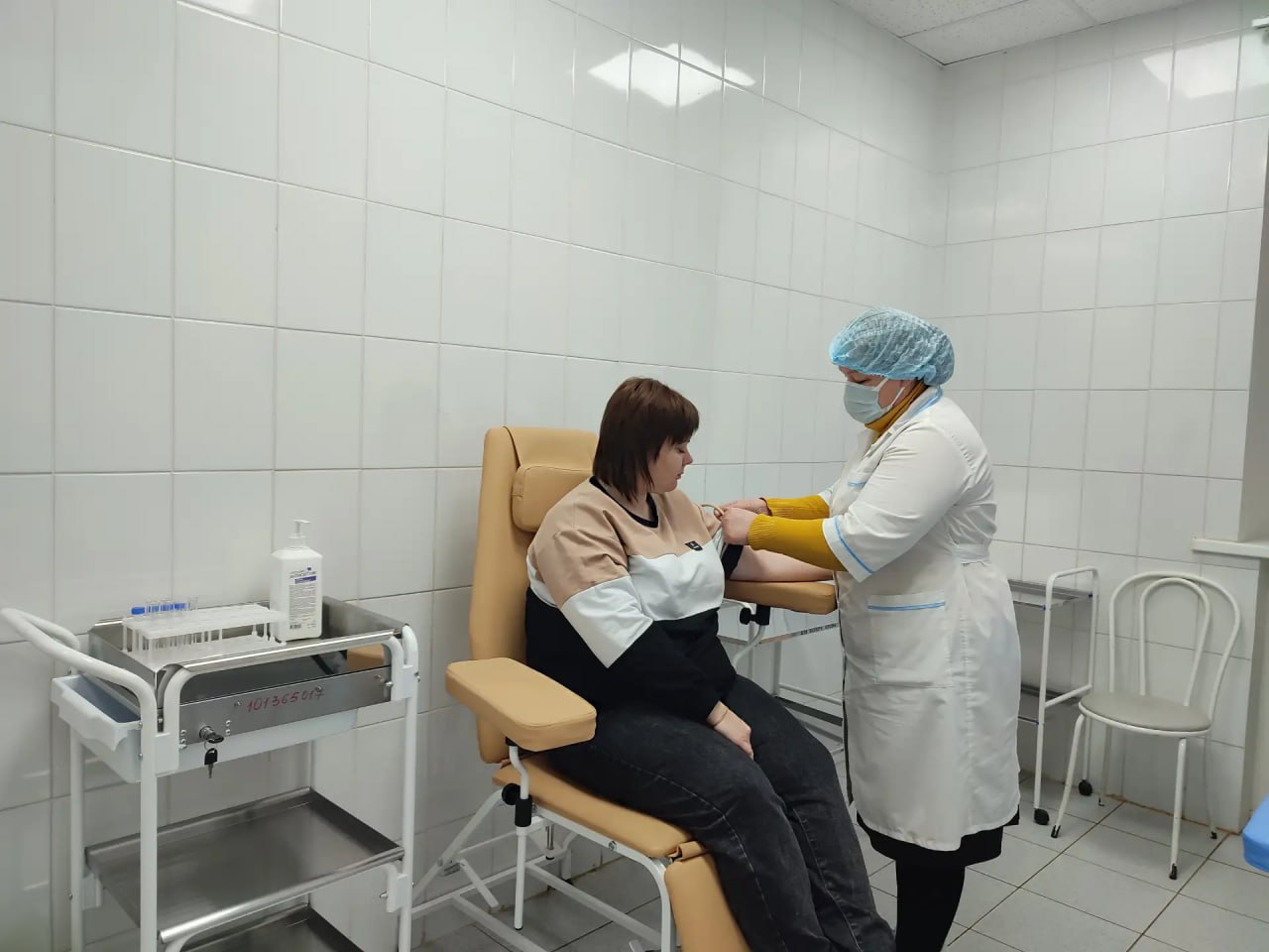 Более 1 8 миллиона жителей Волгоградской области прошли бесплатные медосмотры в 2025 году По данным облздрава это на 169 тысяч человек больше чем в 2024 м На диспансеризацию волгоградцев приглашают и на новогодних каникулах 2 6 и 8 января 2026 года У мужчин и женщин от 18 до 45 лет есть возможность пройти проверку репродуктивного здоровья В этом году были обследованы более 297 тысяч человек из них 24 тысячи получили направление на лечение после уточнения диагнозов Подписаться Перейти на сайт MAX