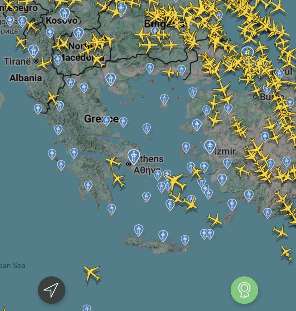С раннего утра в воскресенье наблюдаются существенные проблемы в афинском аэропорту Элефтериос Венизелос и во всех аэропортах Греции из за серьёзной технической неисправности в системе радиосвязи Центров управления воздушного движения Area Control Centers Тем не менее сейчас ситуация уже не такая критичная как утром и начались некоторые отправки и приёмы самолётов которые ранее не могли выполняться Техническая проблема затронула базовые системы радиосвязи Полётной службы гражданской авиации Υπηρεσία Πολιτικής Αεροπορίας из за чего невозможно обеспечить безопасную и нормальную связь между пилотами и диспетчерами Это привело к закрытию FIR Афин и значительным задержкам из за которых многие пассажиры оказались в затруднительном положении По заявлению авиавластей и руководства аэропорта Ведутся работы по восстановлению частот обслуживающих FIR Афин в координации с внешними организациями и EUROCONTROL На данный момент обслуживаются до 35 вылетов и посадок а также частично транзитные рейсы в трёх секторах Для обеспечения безопасности полётов ситуация остаётся под контролем и опубликовано обновлённое NOTAM оповещение Аэропорт Элефтериос Венизелос сообщил что операции возобновляются в рамках возможностей системы при этом пассажирам рекомендуется проверять информацию о рейсах у своих авиакомпаний Проблемы привели к задержкам как в Афинах так и в других аэропортах Греции а самолёты оставались на земле вызывая значительные неудобства для тысяч пассажиров Тема технического сбоя всё ещё расследуется В числе рассматриваемых версий возможность кибератаки или устаревшее оборудование   По материалам iefimerida gr Греция Афины Будьте с нами greecetodayru