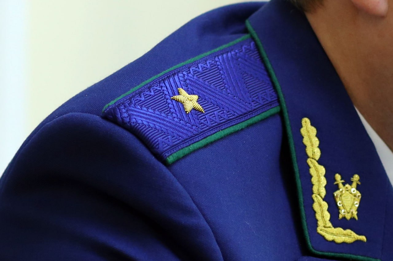 Под крышей дома своего 67 летней жительнице краевого центра оказалась не так комфортно как хотелось бы После произошедших летом ливней ее квартиру затопило при этом управляющей компанией Гарант необходимые меры по содержанию общедомового имущества и ремонту не были приняты Пока в дело не вмешалась прокуратура   prokzabkray