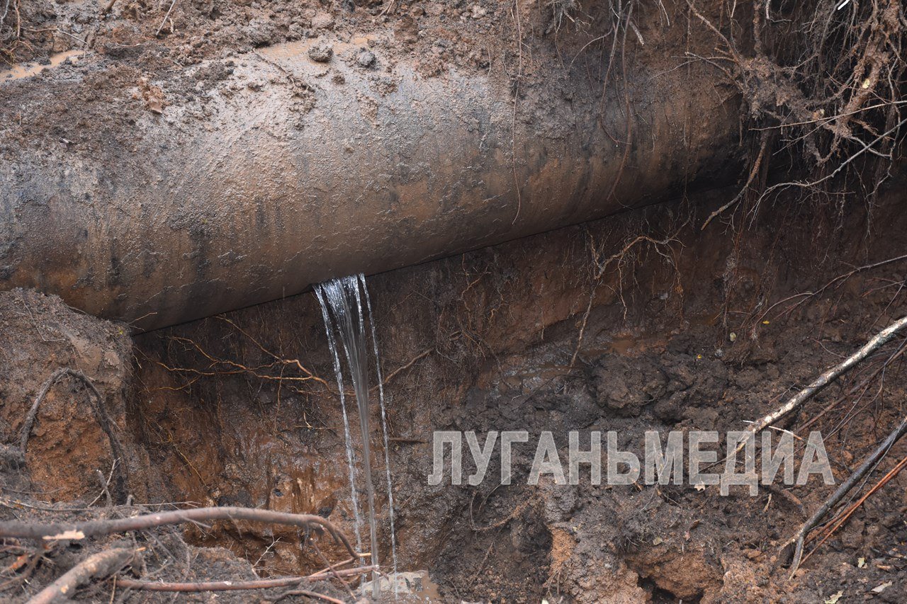 Сотрудники ГУП ЛНР «Лугансквода» производят ремонт на магистральном водоводе Алчевского управления   Один из участков, где сегодня проводятся ремонтные работы располагается недалеко от села Карпаты. Здесь специалисты нашли место порыва трубы и приступили к земляным работам для локализации места утечки.  Подробнее рассказал специалист по связям с общественностью и прессой ГУП ЛНР «Лугансквода» Дмитрий Бидлюченко.  «Данная магистраль диаметром 1200 мм участвует в транспортировке воды на часть Славяносербского района, Перевальск и Перевальск район, Алчевск, Брянку. Данный водовод введен в эксплуатацию почти 40 лет назад и на сегодняшний день имеет высокую степень износа. На нем возникают утечки и порывы, которые специалисты систематически устраняют», – сказал он.   ‼ Для ремонта выбран участок протяженностью пять километров. На нем две бригады сотрудников предприятия планируют устранить пять утечек. Бригады аварийно-восстановительных работ Алчевского управления «Луганскводы» устранят утечки повреждения на водоводе для снижения потерь воды и её сохранения для потребителей.  Источник: Луганьмедиа ________ Поддержите канал Подпиской на "Сыны Отечества" или Голосом за канал    подписаться   проголосовать   Наш проект в социальных сетях: Вконтакте, Одноклассники, Дзен, RuTube