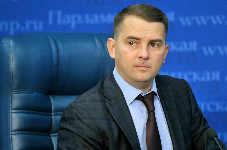 Глава комитета Госдумы по соцполитике Ярослав Нилов предложил прописывать в инструкциях к отдельным лекарственным препаратам предупреждения о недопустимости управления автомобилями после их приема. Речь, в частности, идет о лекарствах, содержащих наркотические или психотропные вещества. Это конечно правильно, но... У нас что психотропы раньше продавались БЕЗ такой маркировки? Может этим и объясняется поведение некоторых особей на дорогах? Riddle