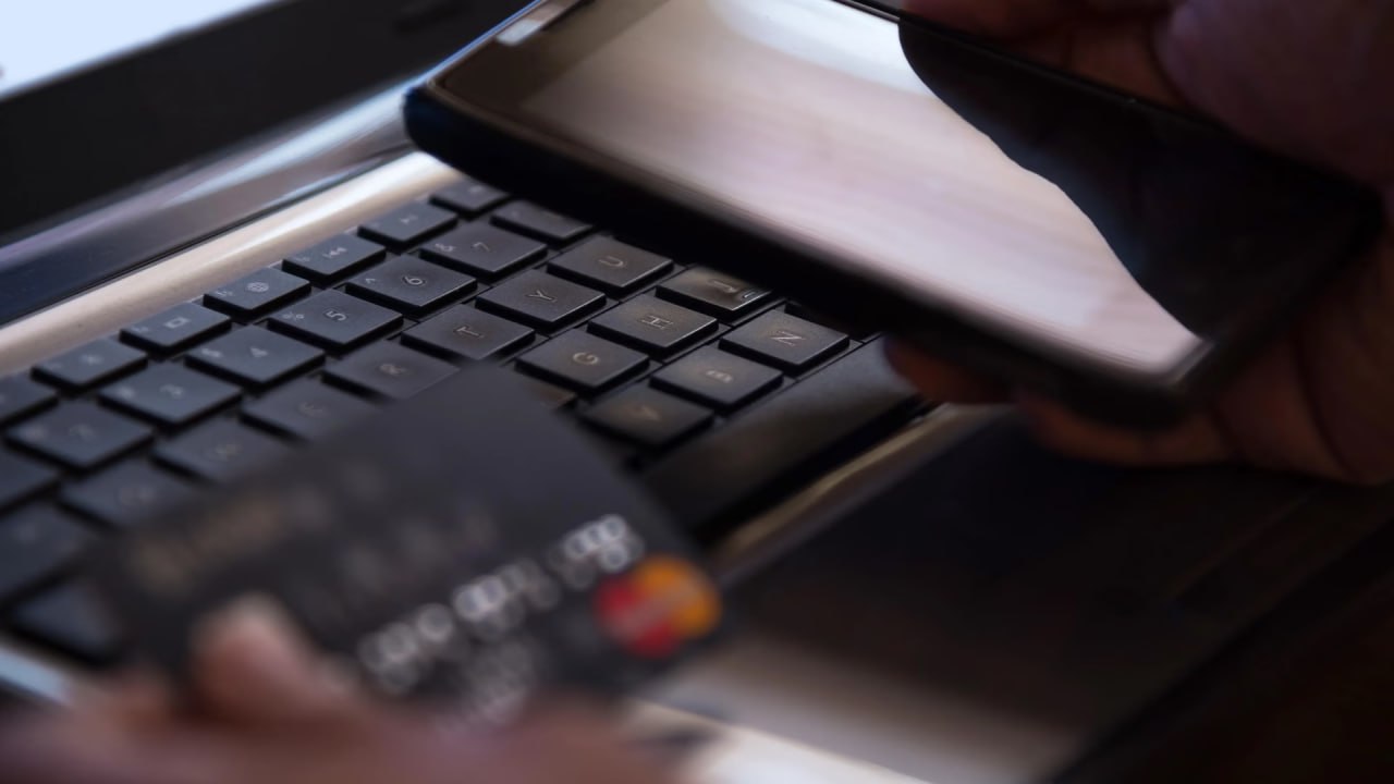 Вводятся новые правила привязки банковских карт в мобильных приложениях для борьбы с мошенничеством Пользователи смогут привязывать к своим аккаунтам только банковские карты принадлежащие им самим или их близким родственникам   uznews uz ru news 106635 uznews