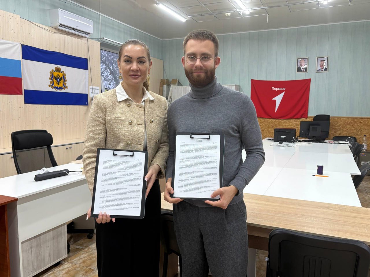 Движение Первых и Служба занятости Херсонской области заключили соглашение о сотрудничестве Документ был подписан между Председателем регионального отделения Движения Первых Алексеем Лаврентьевым и руководителем Службы занятости населения Херсонской области Ириной Мордачевой Соглашение предусматривает организацию и проведение совместных профориентационных мероприятий для детей и молодежи Херсонской области Движение Первых реализует ряд проектов направленных на профессиональную ориентацию подрастающего поколения Сотрудничество со Службой занятости Херсонской области позволит нам усилить работу в этом направлении Кроме того в 2026 году планируем совместное участие во Всероссийской ярмарке трудоустройства рассказал о планах Алексей Лаврентьев Ранее Движение Первых также подписало документ о сотрудничестве с херсонским региональным отделением Ассоциации юристов России