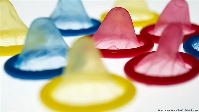 Презервативы Durex подорожают на 30 из за войны в Иране Ожидаемый рост цен связан с перебоями поставок нефтепродуктов из за закрытия Ормузского пролива Ситуация определенно очень нестабильна цены высоки у нас нет другого выбора кроме как переложить расходы на клиентов прямо сейчас заявил агентству Reuters Го Миа Киат генеральный директор малайзийской компании Karex крупнейшего в мире производителя презервативов который поставляет продукцию таким брендам как Durex и Trojan а также международным программам помощи ООН Как отмечает Reuters это уже вторая неудача в обеспечении мировых поставок презервативов с момента возвращения Дональда Трампа в Белый дом в январе 2025 го Инициированное его администрацией расформирование USAID ограничили поставки в страны Африки где контрацептивы сыграли важную роль в борьбе с эпидемией ВИЧ dwglavnoe