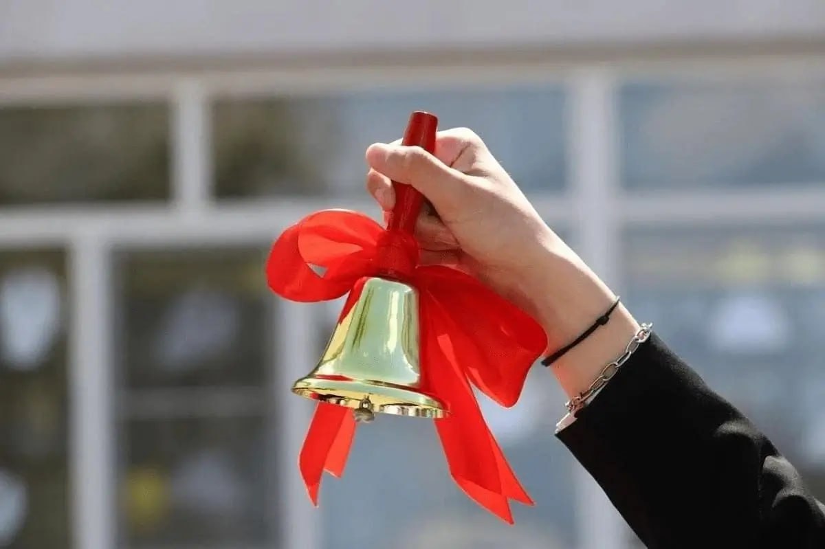 Последние звонки прозвучат в Хабаровском крае 24 мая Стала известна дата проведения последних звонков – они прозвенят в школах Хабаровского края уже 24 мая. Наряду с этим выпускников ждут экзаменационные испытания – ОГЭ и ЕГЭ –, которые начнутся 21 и 23 мая соответственно. 28 июня в крае пройдут выпускные. «Торжественные мероприятия по этому случаю пройдут во всех школах, в частности, линейки, посещение памятных мест. В части учебных заведений запланированы праздники в виде выезда на природу, прогулок по Амуру или экскурсий по городу и других вариантов», – отметили в региональном министерстве образования и науки. В ведомстве добавили также, что в этом году в крае выпустится 14,4 тысячи девятиклассников, а также чуть больше пяти тысяч учеников 11 классов. Источник: ИА «ХКС» Будь в курсе событий.