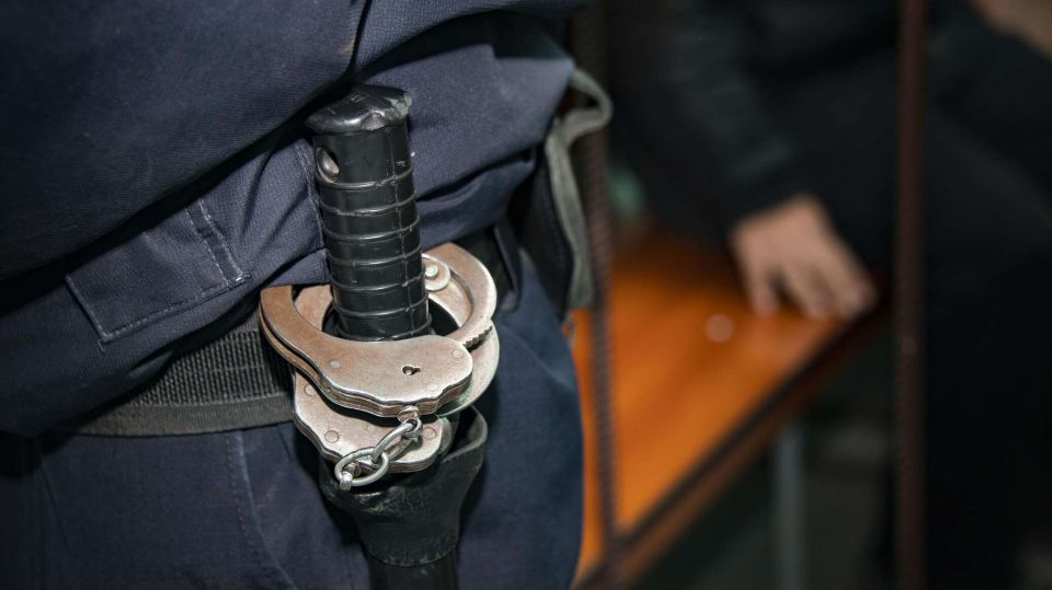 Агент СБУ получил пожизненный срок за теракты в Запорожской области СИМФЕРОПОЛЬ, 2 июн – РИА Новости Крым. Южный окружной военный суд приговорил к пожизненному заключению члена террористического сообщества, который по заданию СБУ в 2022-2023 годах совершил серию терактов в Мелитополе, в результате одного из них погиб директор муниципального предприятия города. Об этом сообщает пресс-служба суда. По данным следствия, в июне 2022 года житель Запорожской области установил сотрудничество с сотрудником СБУ, после чего добровольно вступил в созданное ранее этим сотрудником украинской спецслужбы террористическое сообщество. К участию в нем злоумышленник также привлек свою мать и сожительницу. Сотрудник СБУ поручил своему подопечному совершить теракт на Мелитопольской железной дороге. С этой целью м... Подробнее>>>