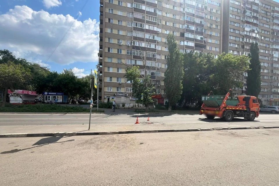 В Оренбурге водитель КамАЗа сбил пенсионерку на пешеходном переходе ДТП случилось напротив дома №3 на проезде Промысловом. По предварительным данным, сегодня, 12 июля, 36-летний водитель автомобиля КамАЗ сбил 78-летнюю женщину, которая переходила дорогу по нерегулируемому пешеходному переходу справа налево по ходу движения автомобиля. Пенсионерка получила различные травмы. Ее госпитализировали. Фото: УМВД по Оренбургской области