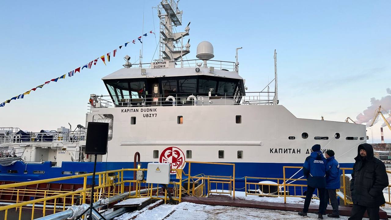 Владимир Путин поручил правительству в срок до 30 марта 2026 года разработать и утвердить план мероприятий дорожную карту по обновлению судов осуществляющих промышленное рыболовство и по развитию судоремонтной базы на период до 2036 года   Согласно документу требуется также установить ежегодные целевые индикаторы такого обновления и развития а также определить меры господдержки К данной работе поручено привлечь заинтересованные исполнительные органы субъектов Российской Федерации отраслевые союзы и ассоциации   Как сообщало ИАА ПортНьюс в ходе состоявшегося 29 октября 2025 года совещания президента с членами правительства руководитель Росрыболовства Илья Шестаков проинформировал что в рамках программы инвестиционных квот завершено строительство 48 судов из них 25 рыбопромысловых и 23 краболовных Также построено 30 рыбоперерабатывающих заводов   В 2026 году планируется достроить 24 судна 13 рыбодобывающих и 11 краболовных   Востребованность меры господдержки судоремонта в России отраслевое сообщество в лице заказчиков и поставщиков услуг по ремонту судов обсуждает на протяжении последних трех лет Системно этим вопросом занимается крупнейшее рыбопромышленное объединение страны Всероссийская ассоциация рыбохозяйственных предприятий предпринимателей и экспортеров ВАРПЭ   Вопрос необходимости корректировки регуляторной базы в сфере судоремонта обсуждался на совещании с помощником президента Российской Федерации Николаем Патрушевым в Комсомольске на Амуре 3 октября 2025 года   По итогам совещания ВАРПЭ сформировала ряд предложений Отмечается также необходимость в доковой программе предусмотреть направление по строительству доков для судоремонта   Участники IV конференции Судоремонт модернизация комплектующие которую провела ведущая отраслевая медиа группа ПортНьюс в партнерстве с компанией Газпром шельфпроект тоже сформулировали рекомендации по развитию судоремонта в России