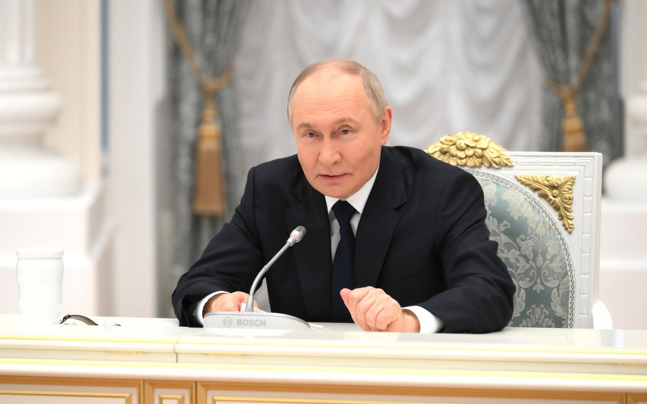 Владимир Путин утвердил соглашение с ОАЭ об устранении двойного налогообложения Президент России Владимир Путин подписал закон о ратификации соглашения между Российской Федерацией и Объединёнными Арабскими Эмиратами ОАЭ об устранении двойного налогообложения и предотвращении уклонения от уплаты налогов в отношении доходов. Документ предусматривает, что юридические и физические лица обеих стран не будут дважды платить налоги с одного и того же вида дохода — как в своем государстве, так и в государстве-партнере. Соглашение распространяется на доходы, в том числе дивиденды, проценты и роялти. Вводятся механизмы обмена налоговой информацией между компетентными органами России и ОАЭ.
