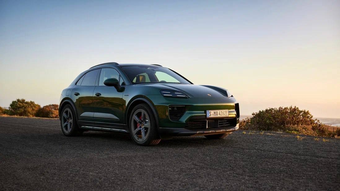 Porsche продлит жизнь кроссоверу Macan, который хотела снять с производства  Модель с ДВС хотели заменить электрокаром, однако сейчас от таких планов, похоже, отказались. В компании обеспокоены падением спроса на батарейные машины: в прошлом году продажи Taycan упали сразу на 49%.  Косвенно планы подтвердил финансовый директор Porsche Лутц Мешке. Он отметил, что компания рассчитывает использовать ДВС ещё долгое время и сейчас изучает возможность применения ДВС или гибридных установок на моделях, которые изначально задумывались как электрические.