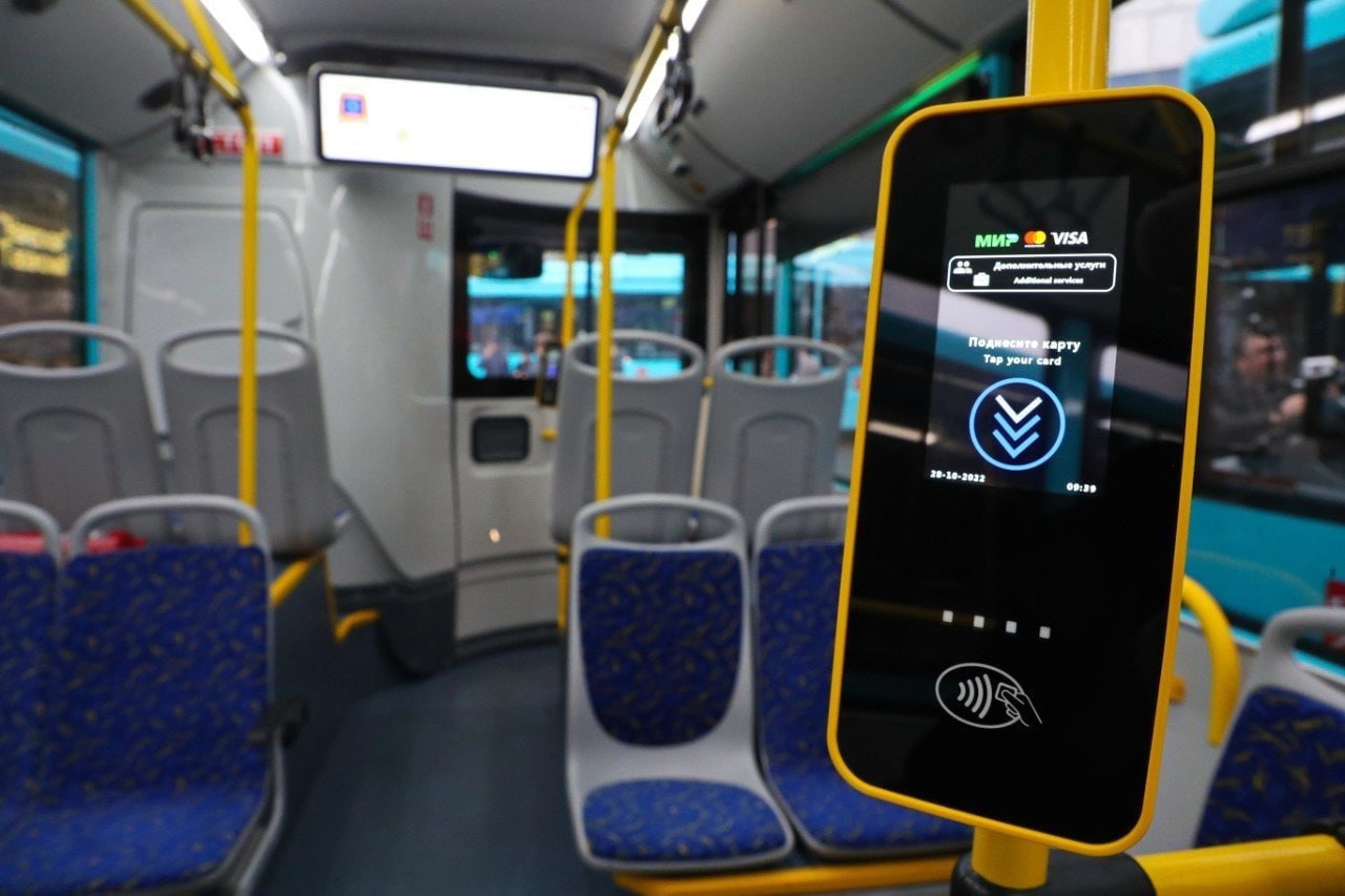 В общественном транспорте муниципального перевозчика устанавливаем валидаторы Эту работу ведем по поручению Главы Республики Дениса Пушилина Валидаторы значительно повысят комфорт пассажиров и позволят оплачивать проезд смартфоном на котором установлен один из платежных сервисов Mir Pay SberPay T Pay Alfa Pay GAZPROM Pay VTB Pay Yandex Pay МТС Pay На сегодняшний день 58 валидаторов уже установлены в 49 транспортных средствах МУП Мариупольтранс Это 41 автобус и 8 трамваев Работу по цифровизации городского общественного транспорта продолжаем Сейчас мариупольцы могут оплачивать проезд наличными или банковской картой с помощью терминалов которые есть у кондукторов или водителей если транспортное средство выходит на линию без кондуктора KoltsovAnton