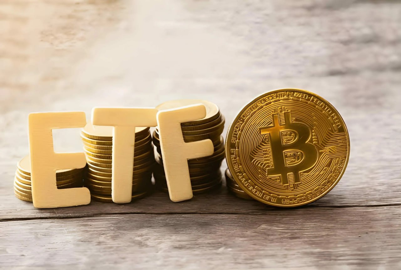 Приток средств в спотовые биткоин-ETF продолжается уже четвертый день подряд 19 мая на фоне оживления рынка чистый приток в ETF на базе первой криптовалюты составил $667,44 млн, по данным SoSoValue. Общий объем накопленных средств превысил $42 млрд. Активы под управлением спотовых ETF составляют около $125 млрд, что составляет 5,96% от рыночной капитализации биткоина. Положительная динамика сохраняется на протяжении четырех дней: Наибольший поток средств за сутки зафиксирован в следующих продуктах: - IBIT от BlackRock — $305,9 млн; - FBTC от Fidelity — $188 млн; - ARKB ARK 21Shares Bitcoin ETF — $155 млн. Отток $5,27 млн наблюдался лишь у одного продукта — BTCO от Invesco. Что думаете? — Круто! — Ну такое... #Крипта Подписаться. Кошелек Мудреца