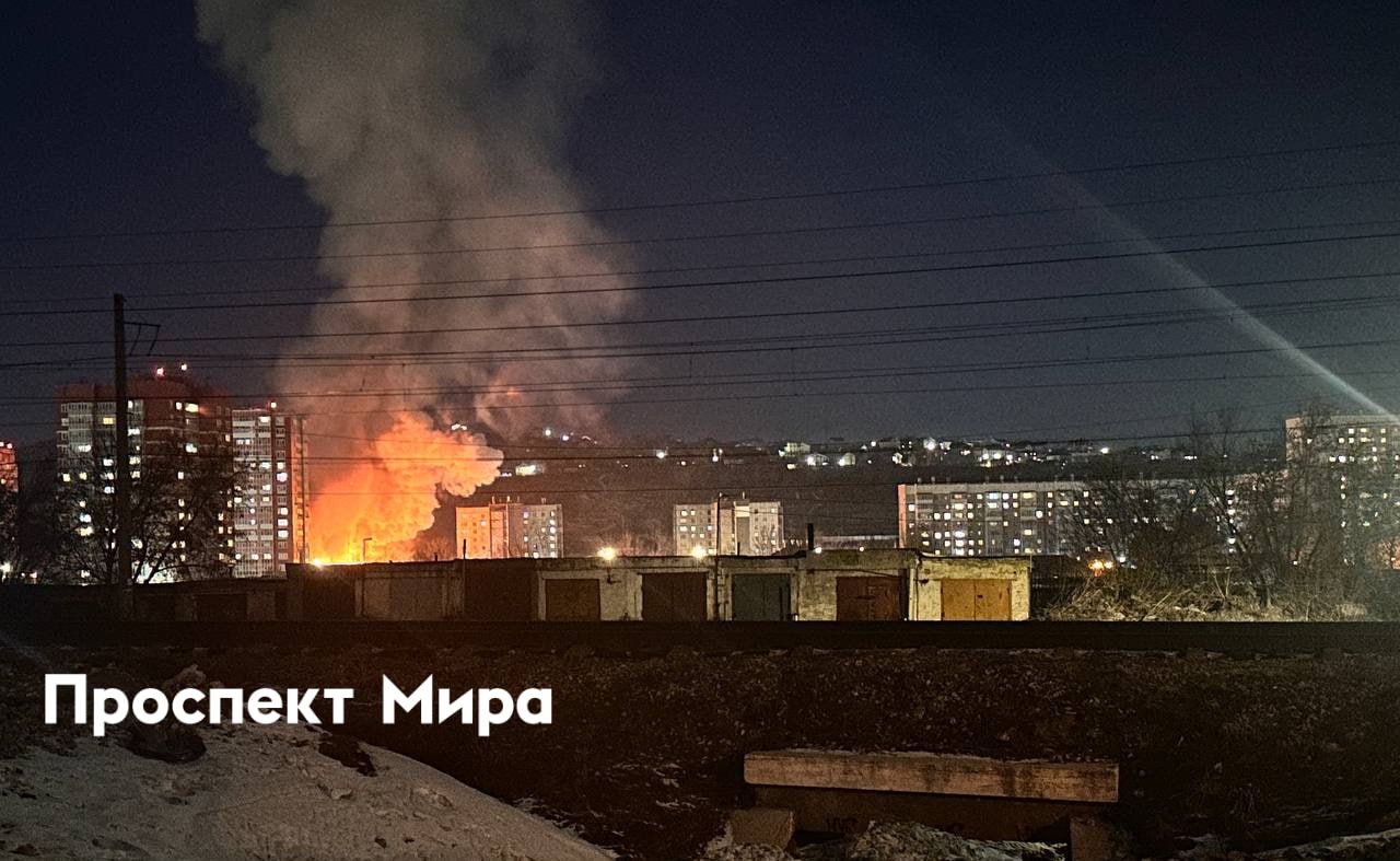 На Калинина горит двухэтажный частный дом полностью охвачен огнём Площадь пожара 300 квадратов В доме есть газовые баллоны Женщина с тремя детьми эвакуировались есть ли в доме ещё люди пока неизвестно пишет телеграм канал Красноярск Пожарный prmira news