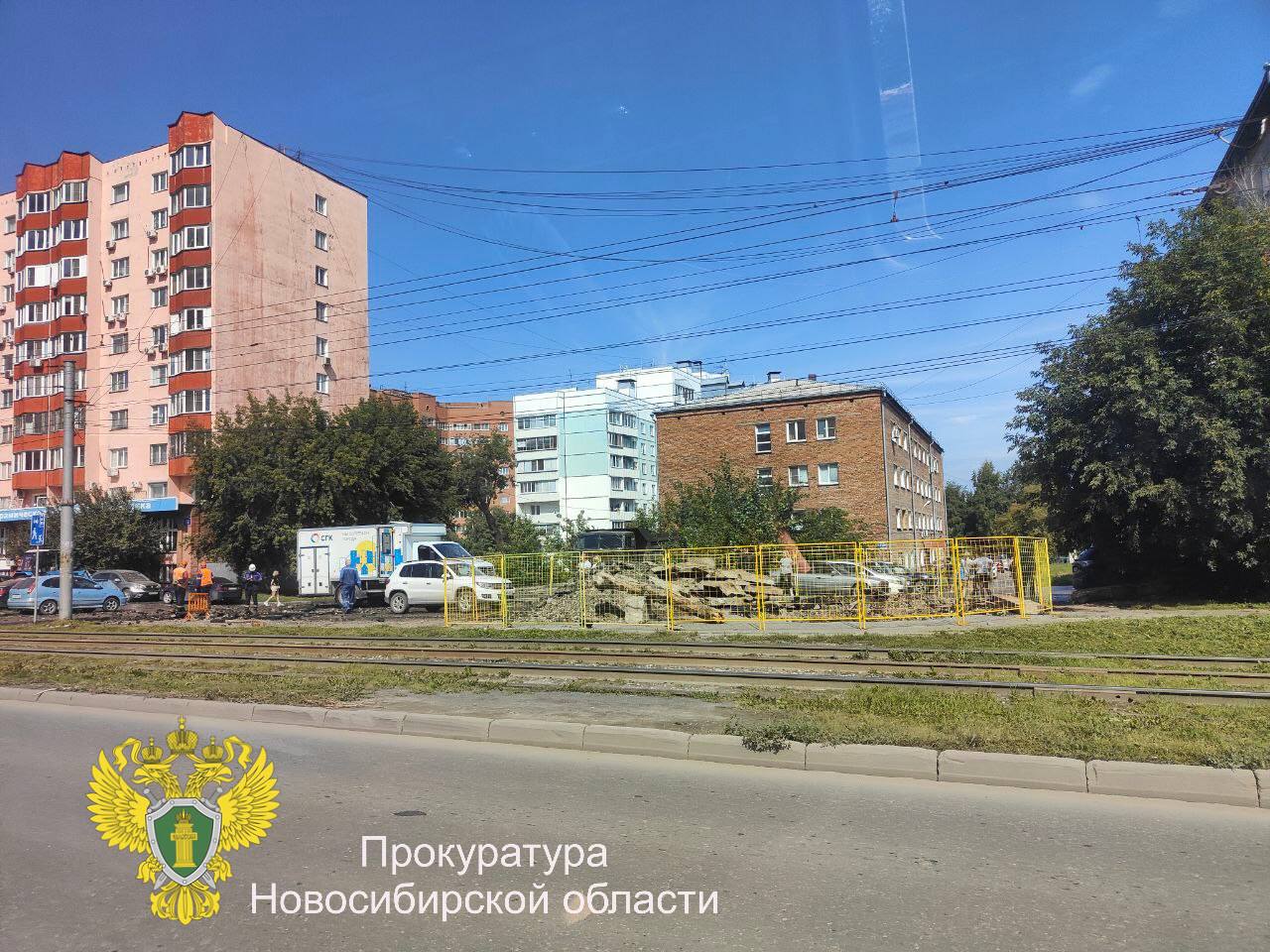 Взрыв произошёл на теплосетях в Новосибирске  Трубу прорвало в  микрорайоне Горский в Новосибирске. Из-за аварии асфальт разлетелся на куски, очевидцы рассказали и об огромном фонтане воды.  В областной прокуратуре подтвердили «выброс воды в ходе гидравлических испытаний» на улице Блюхера, 73/1. По данным ведомства, повреждены две машины.  «Территория огорожена, в настоящее время ответственное лицо проводит работы на месте произошедшего», — отметили в прокуратуре.  Горячую воду и тепло в Новосибирске поставляет «Сибирская генерирующая компания». Там уже заявили, что «ущерб будет компенсирован страховой компанией».   фото прокуратуры и «Инцидент.Новосибирск»   Подписаться  Прислать новость  Помочь бустами