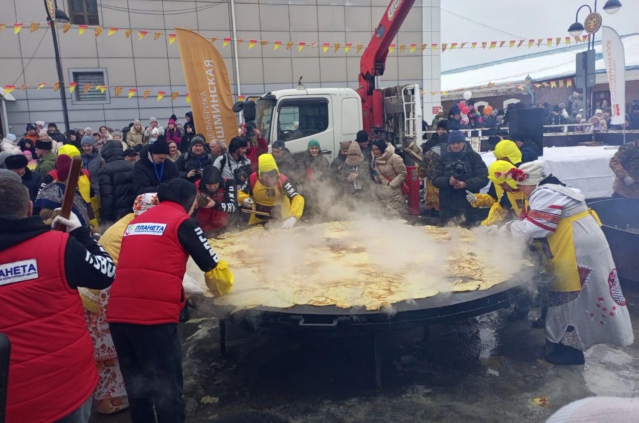 В Тюменской области снова приготовят рекордные блины Огромными трехметровыми блинами каждый год славится Ялуторовск На этот раз масленичные гуляния в городе пройдут 22 февраля Главным событием праздника станет Битва блинопеков в которой команды будут готовить традиционное блюдо на огромных сковородах Призеры получат подарки до 35 тысяч рублей за лучший блин Для гостей подготовят народные гуляния ярмарку и забег со сковородами Поедете смотреть битву блинов звучит здорово я бы посмотрел смотря какая погода будет я и дома блины хорошо поем эх кто бы мне лично настряпал Присылай новости ng72 bot NashGorodru Читать нас в MAX