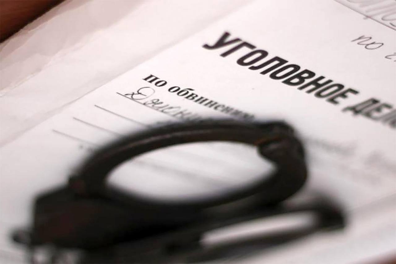 В Тобольске вынесен приговор по уголовному делу о сбыте наркотиков и вовлечении несовершеннолетних в их употребление Тобольский городской суд вынес приговор в отношении молодой девушки. Она признана виновной по ч. 3 ст. 30 п. «г» ч. 4 ст. 228.1 УК РФ покушение на незаконный сбыт наркотических средств, совершенное с использованием сети «Интернет», группой лиц по предварительному сговору, в крупном размере , пп. «а», «б» ч. 3 ст.230 УК РФ склонение к употреблению наркотических средств, совершенное в отношении двух лиц, если они совершены в отношении несовершеннолетнего, повлекли иные тяжкие последствия . Установлено, что в октябре 2023 года 17-летняяподсудимая вступила в сети «Интернет» в сговор с неустановленным лицом и занялась сбытом наркотиков в роли «курьера-закладчика». В декабре 2023 года девушка была задержана сотрудниками полиции. Из незаконного оборота изъято более 130 граммов метилэфедрона и мефедрона. Кроме того, в период с октября по ноябрь 2023 года несовершеннолетняя подсудимая путем уговоров и личным примером склонила к употреблению наркотического средства метилэфедрон двух подростков,что повлекло наступление наркотической зависимости у одного из них. С учетом позиции государственного обвинителя суд назначил виновной наказание в виде 4 лет лишения свободы с отбыванием наказания в исправительной колонии общего режима. Девушка взята под стражу в зале суда.