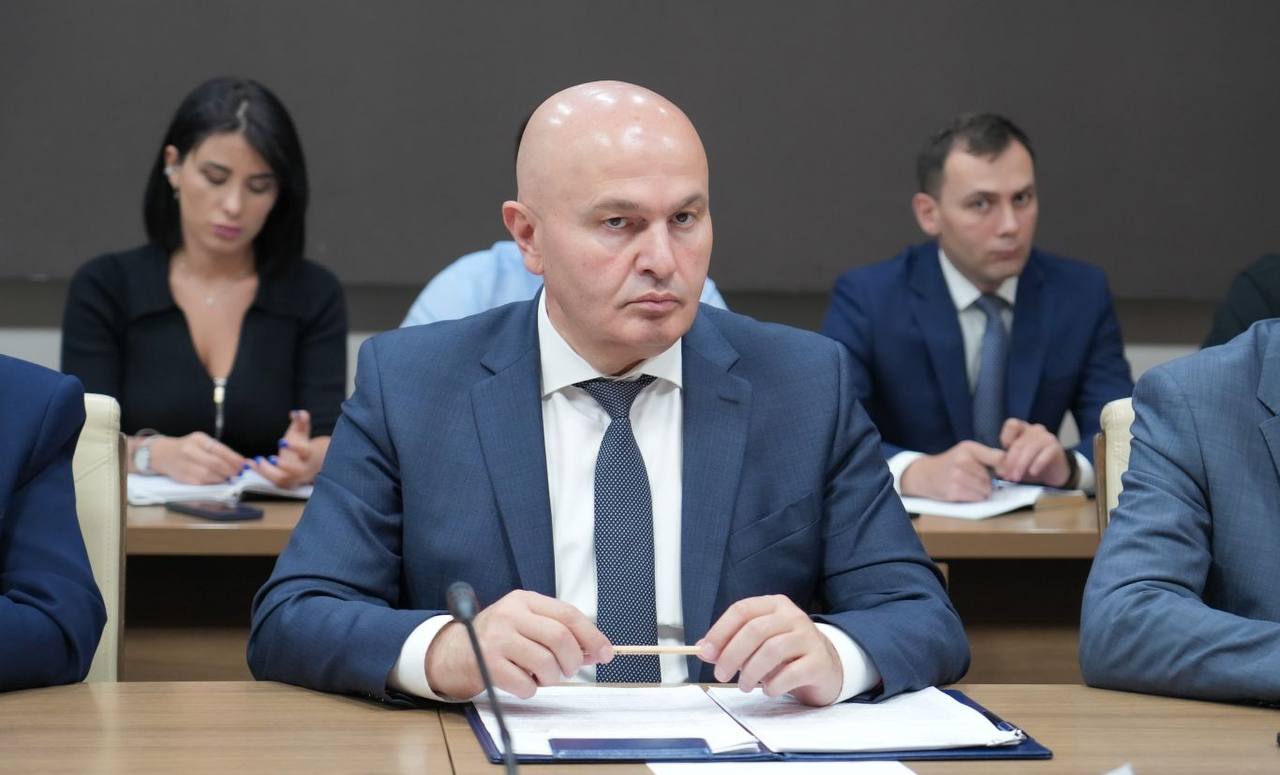 Северная Осетия должна максимально активно принять участие в мероприятиях национальных проектов и государственных программ – на этой задаче акцентировал внимание кабинета министров Председатель Правительства РСО – Алания Борис Джанаев в ходе совещания по проведению заявочной кампании. Речь шла о заявках на 2026 год и плановый период на 2027-2028 годы. Органы власти подали в федеральные министерства документы на строительство, реконструкцию, капитальный ремонт и благоустройство объектов социальной инфраструктуры по всем направлениям. Руководители органов исполнительной власти Северной Осетии доложили о текущем статусе отправленных документов. Борис Джанаев отметил, что республика имеет возможность усилить работу в каждой сфере с использованием предложенных федеральным центром механизмов. Для этого есть соответствующие поручения Президента России и Председателя Правительства страны, постановление Совета Федерации, распоряжение Правительства РФ. Подробнее читайте на нашем сайте. #alaniagov #севернаяосетия #алания #правительстворсоа
